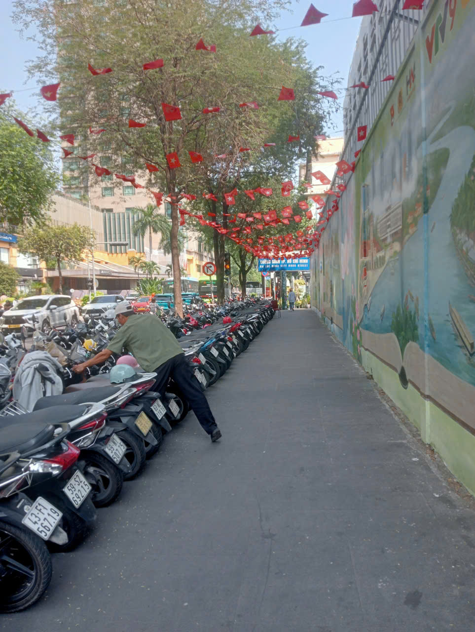 Chuyện gì sẽ xảy ra nếu Đường sách TP.HCM không còn bãi giữ xe? - Ảnh 2. Đường sách TP.HCM - Ảnh 3.