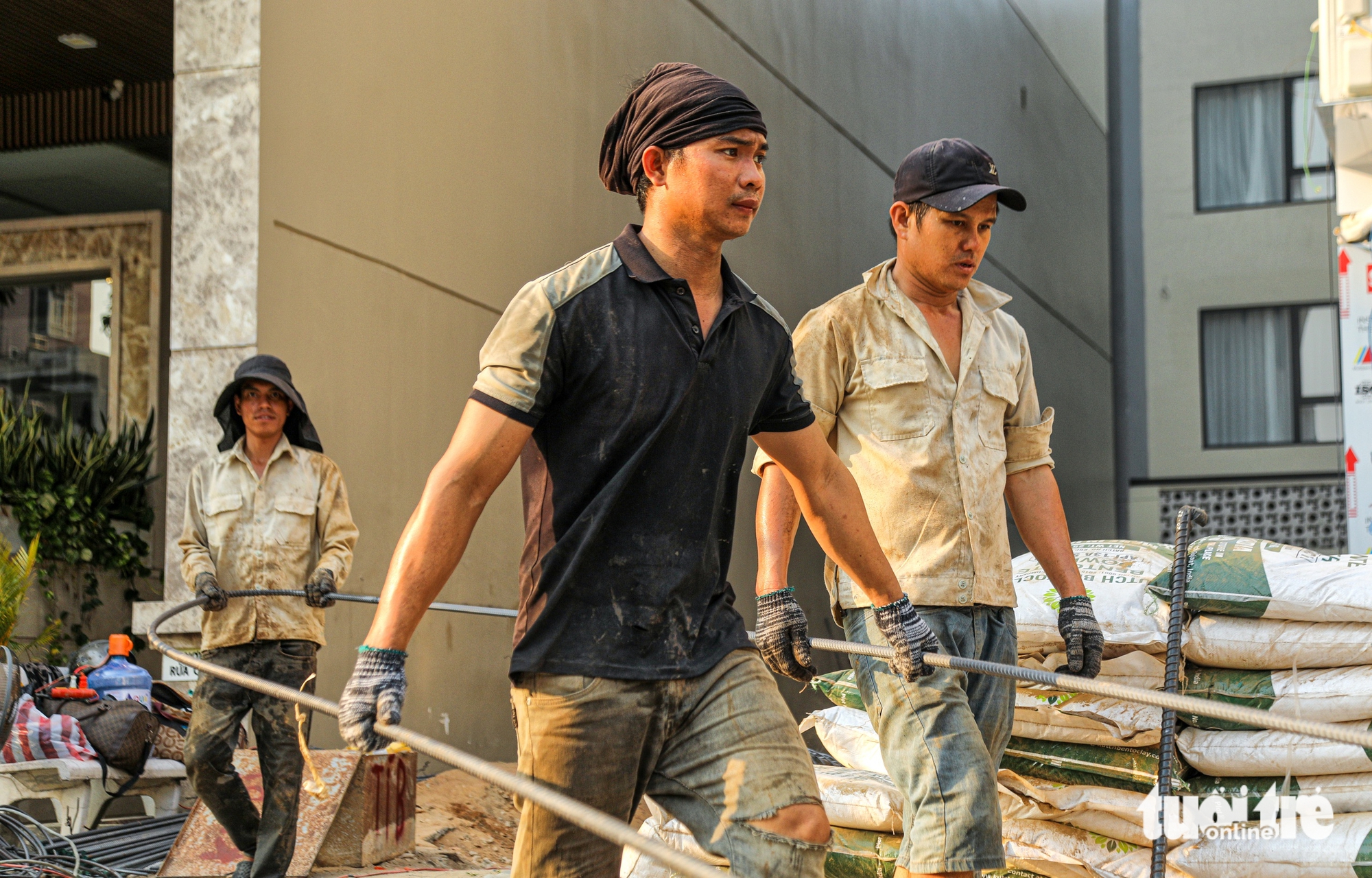 Da Nang workers struggle under scorching heat - Ảnh 1.