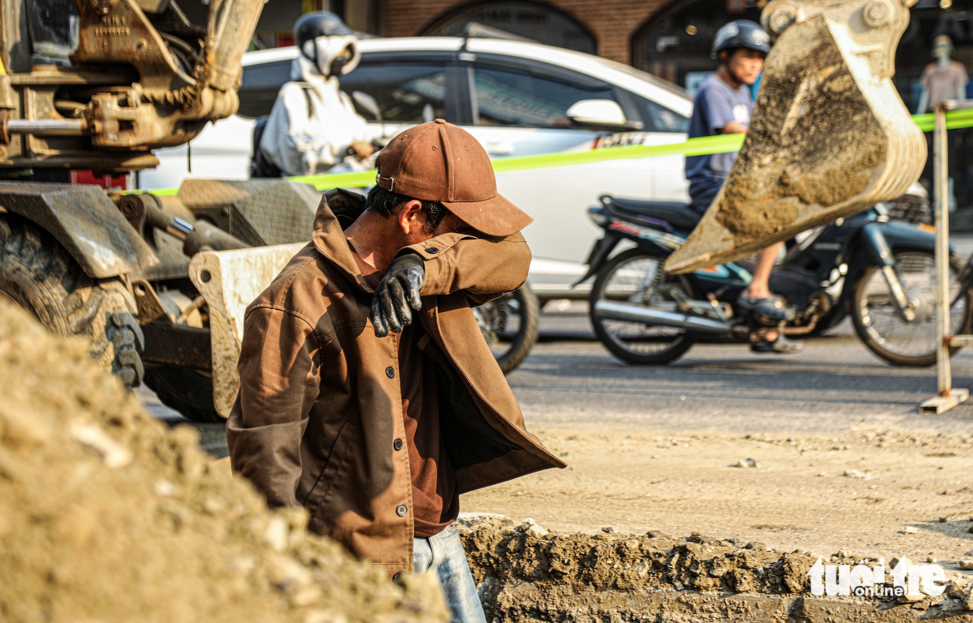 Da Nang workers struggle under scorching heat - Ảnh 2.