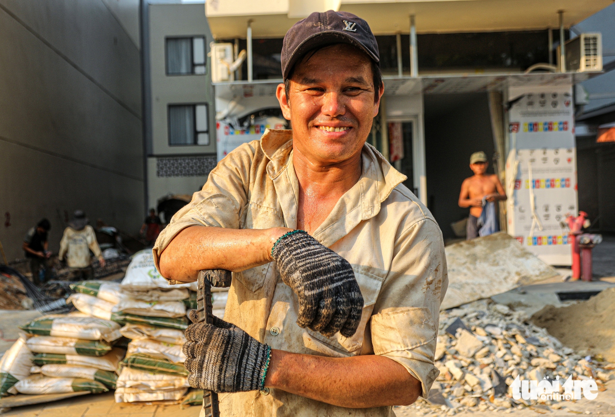 Da Nang workers struggle under scorching heat - Ảnh 3.