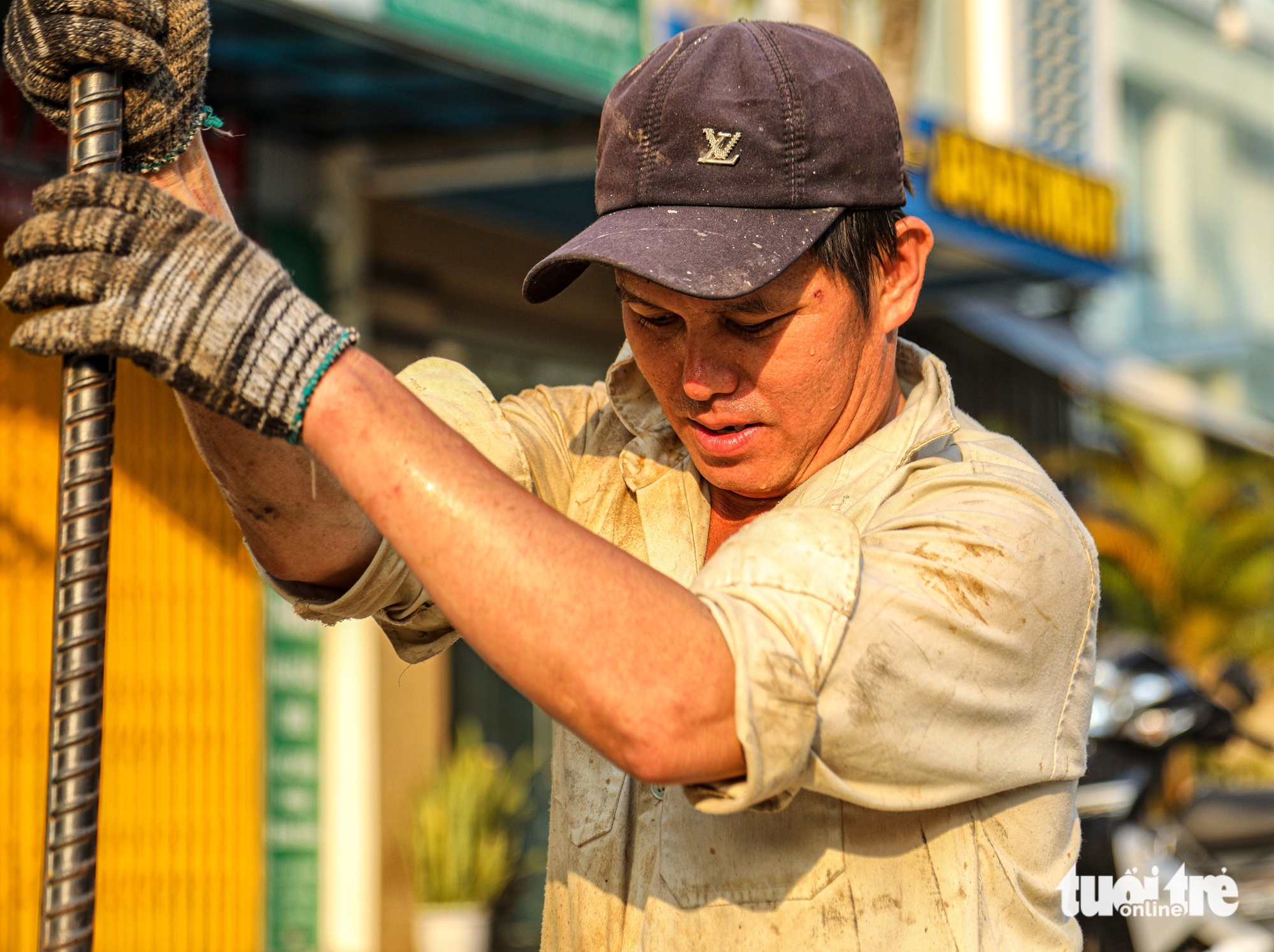 Da Nang workers struggle under scorching heat - Ảnh 7.
