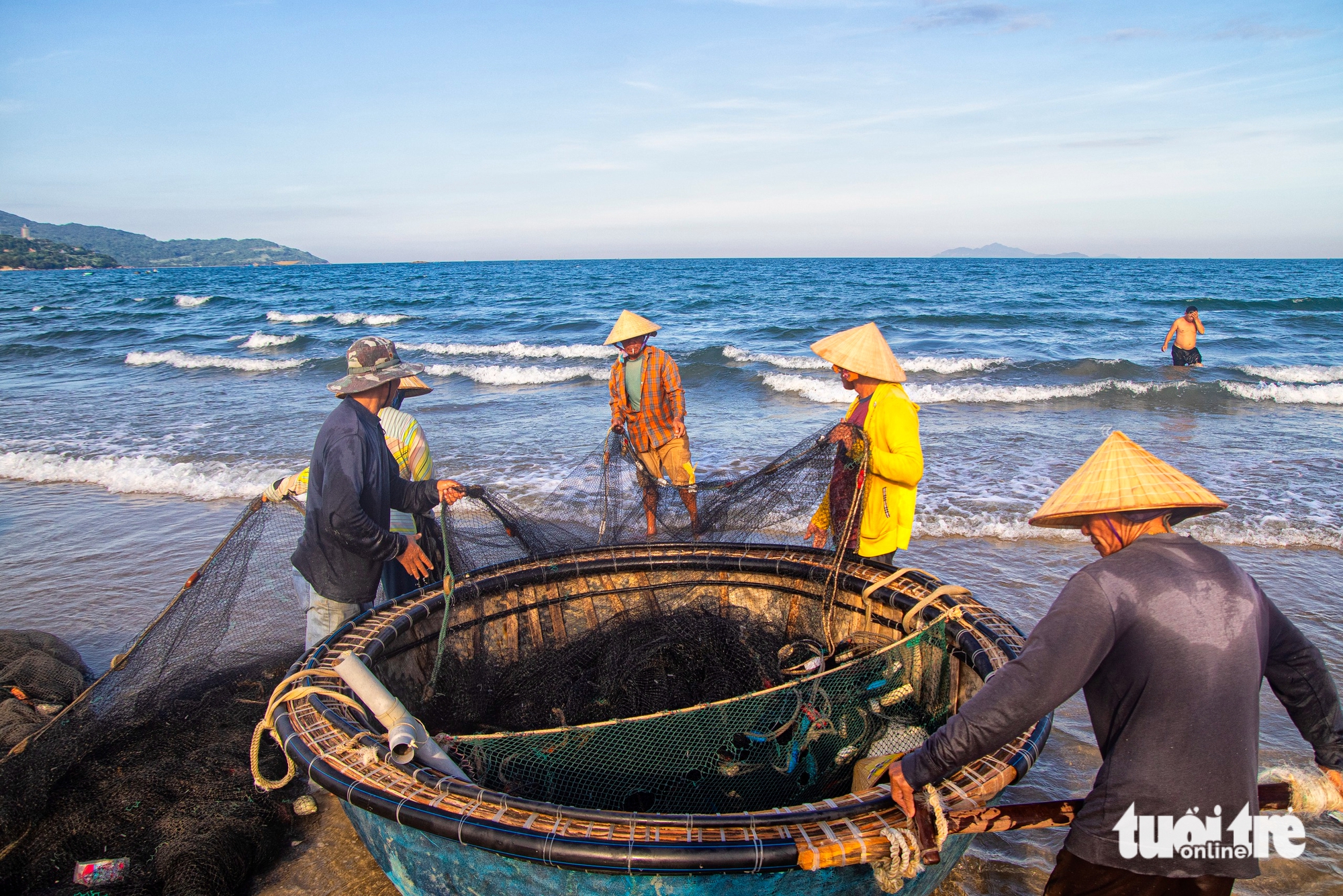 Da Nang workers struggle under scorching heat - Ảnh 9.
