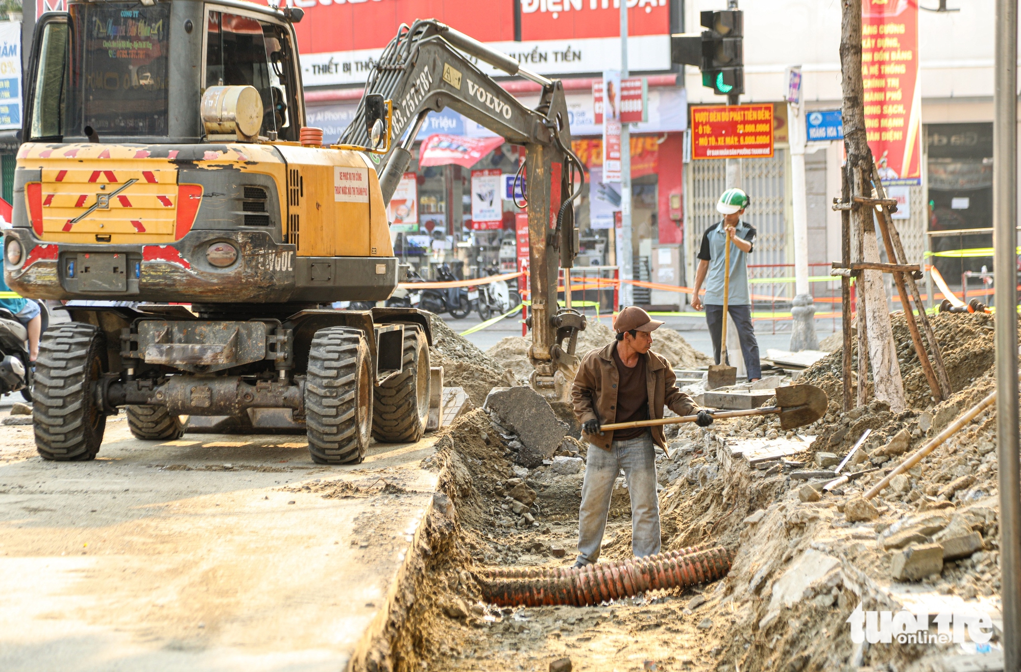 Da Nang workers struggle under scorching heat - Ảnh 6.
