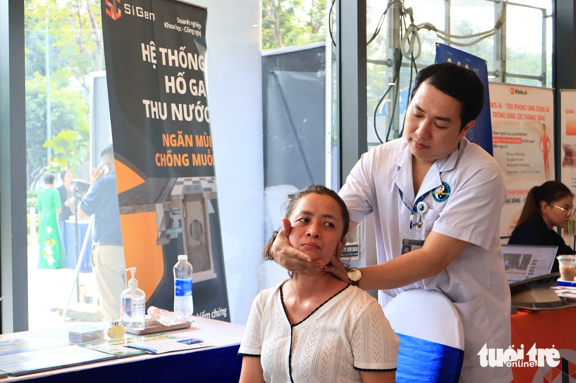 Hướng tới 'hộ chiếu sức khỏe' toàn dân, y tế TP.HCM đẩy mạnh chuyển đổi số - Ảnh 2.