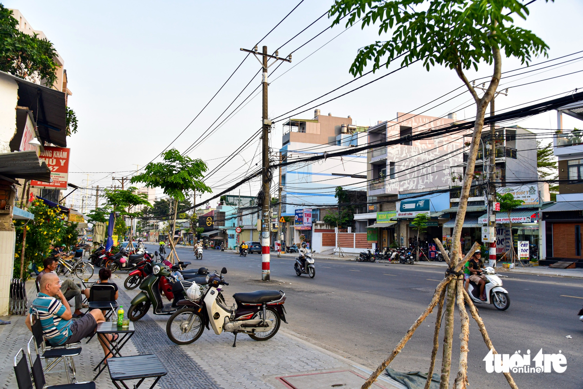 Khoảng 200 cột điện chờ di dời trên đường Nguyễn Thị Định vừa mở rộng 30m - Ảnh 3.