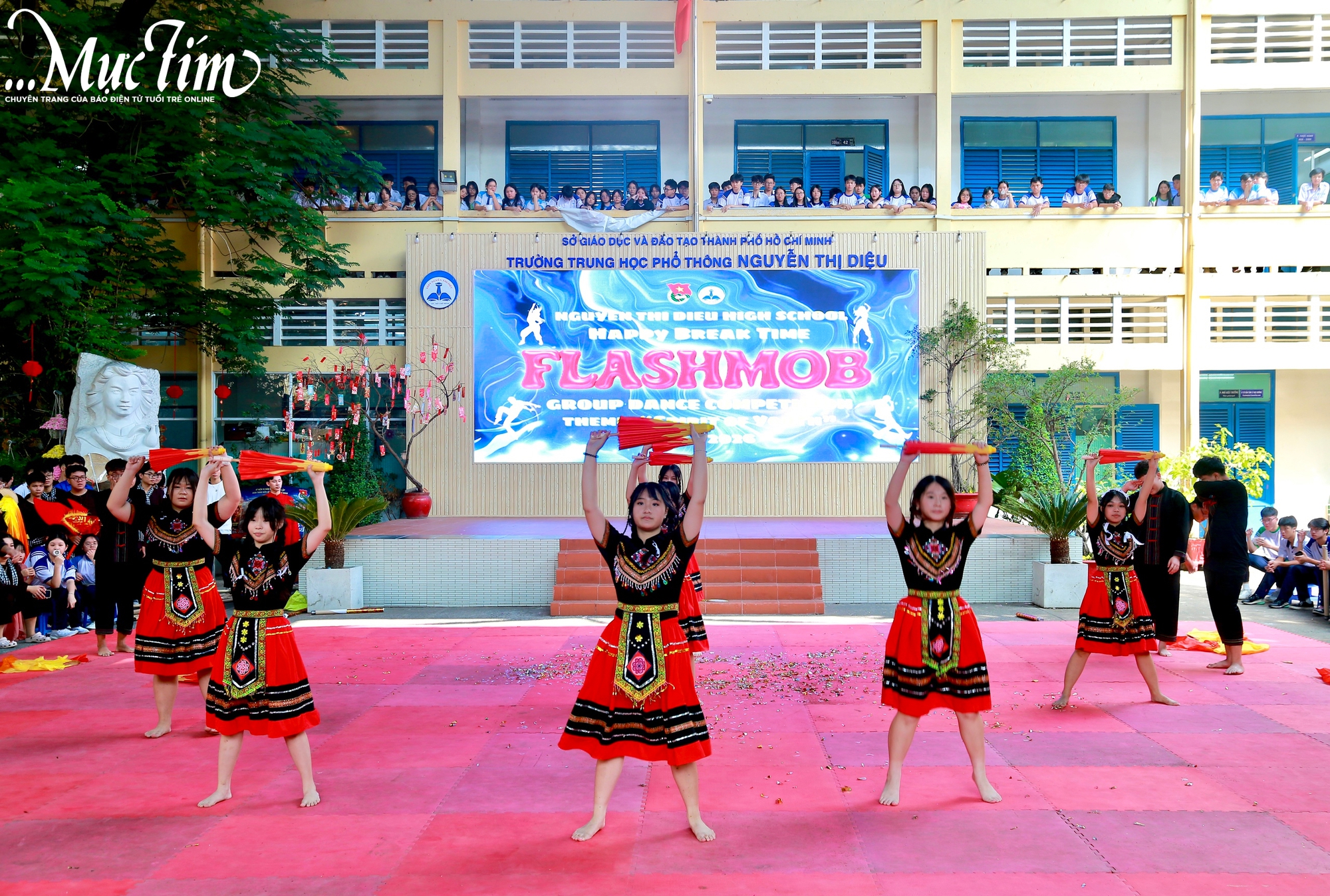Teen Trường THPT Nguyễn Thị Diệu quẩy flashmob trong giờ ra chơi - Ảnh 1.