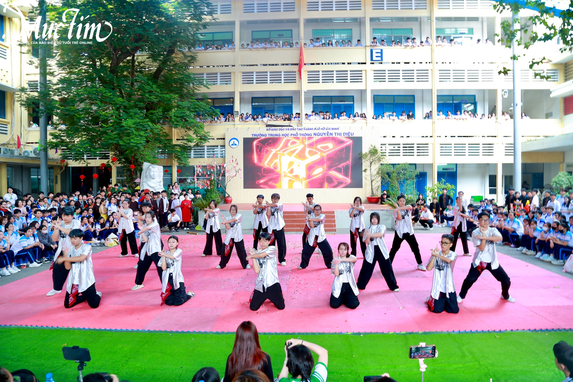 Teen Trường THPT Nguyễn Thị Diệu quẩy flashmob trong giờ ra chơi - Ảnh 3.