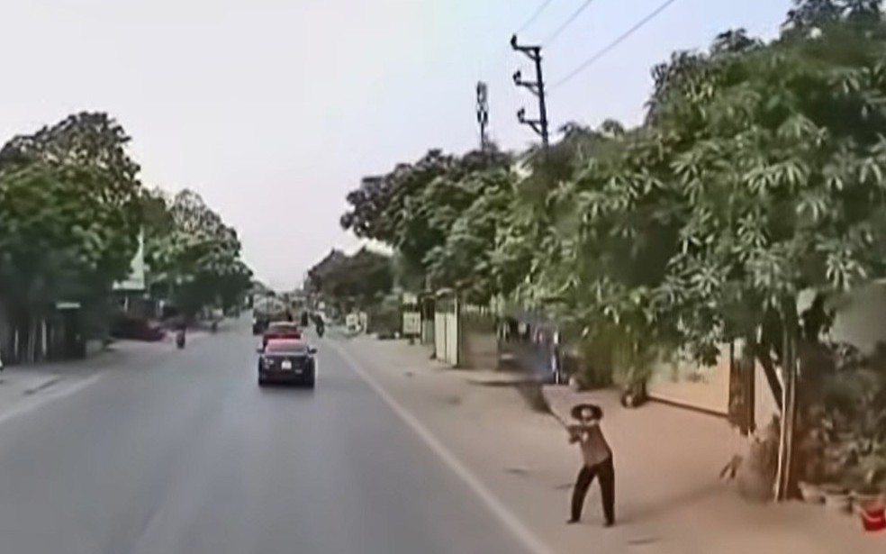 Cô gái đi xe máy chui ra từ gầm xe ben khiến nhiều người thót tim - Ảnh 1.