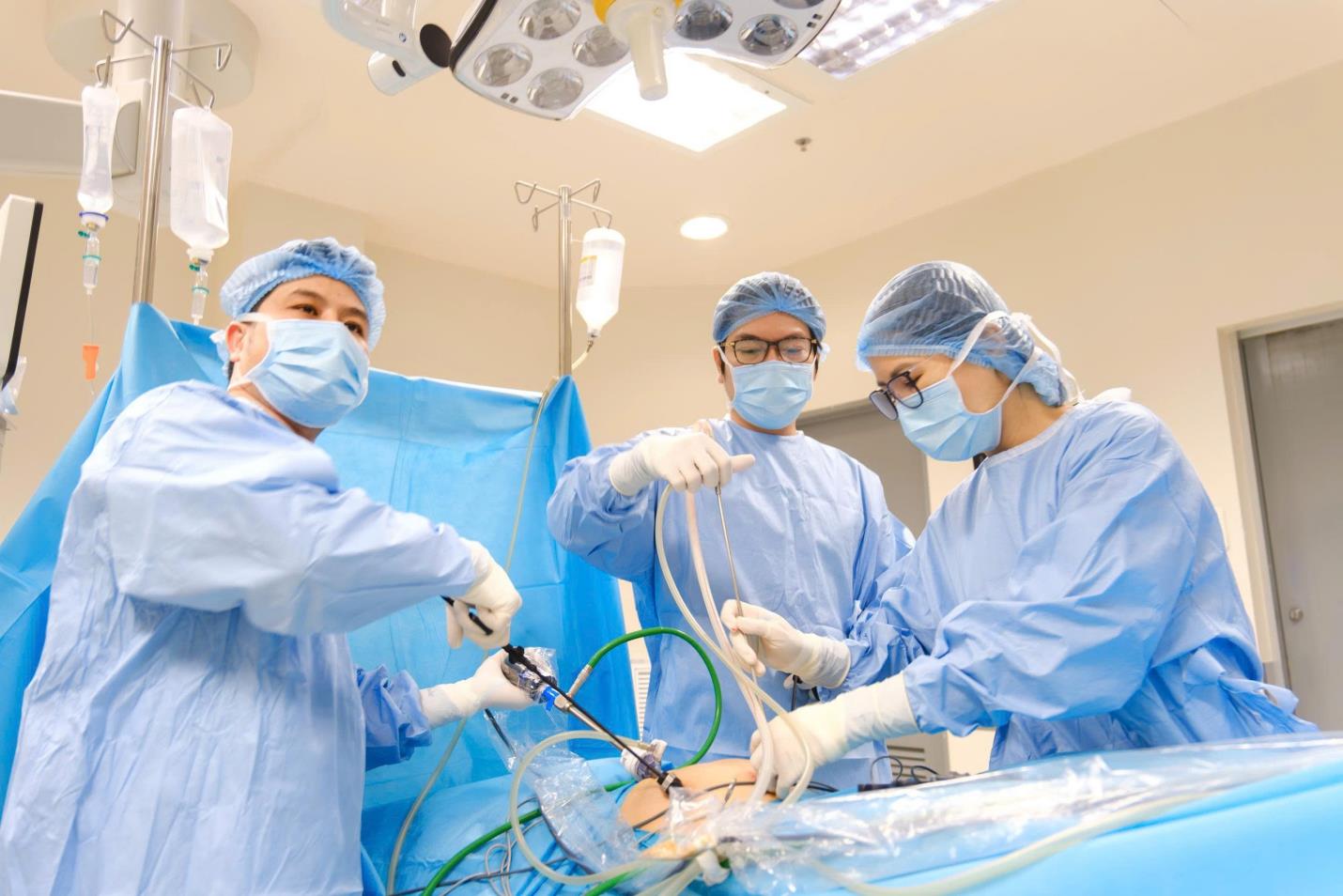 Đi khám vì tưởng rối loạn tiêu hóa, phát hiện biến chứng hiếm gặp - Ảnh 1.