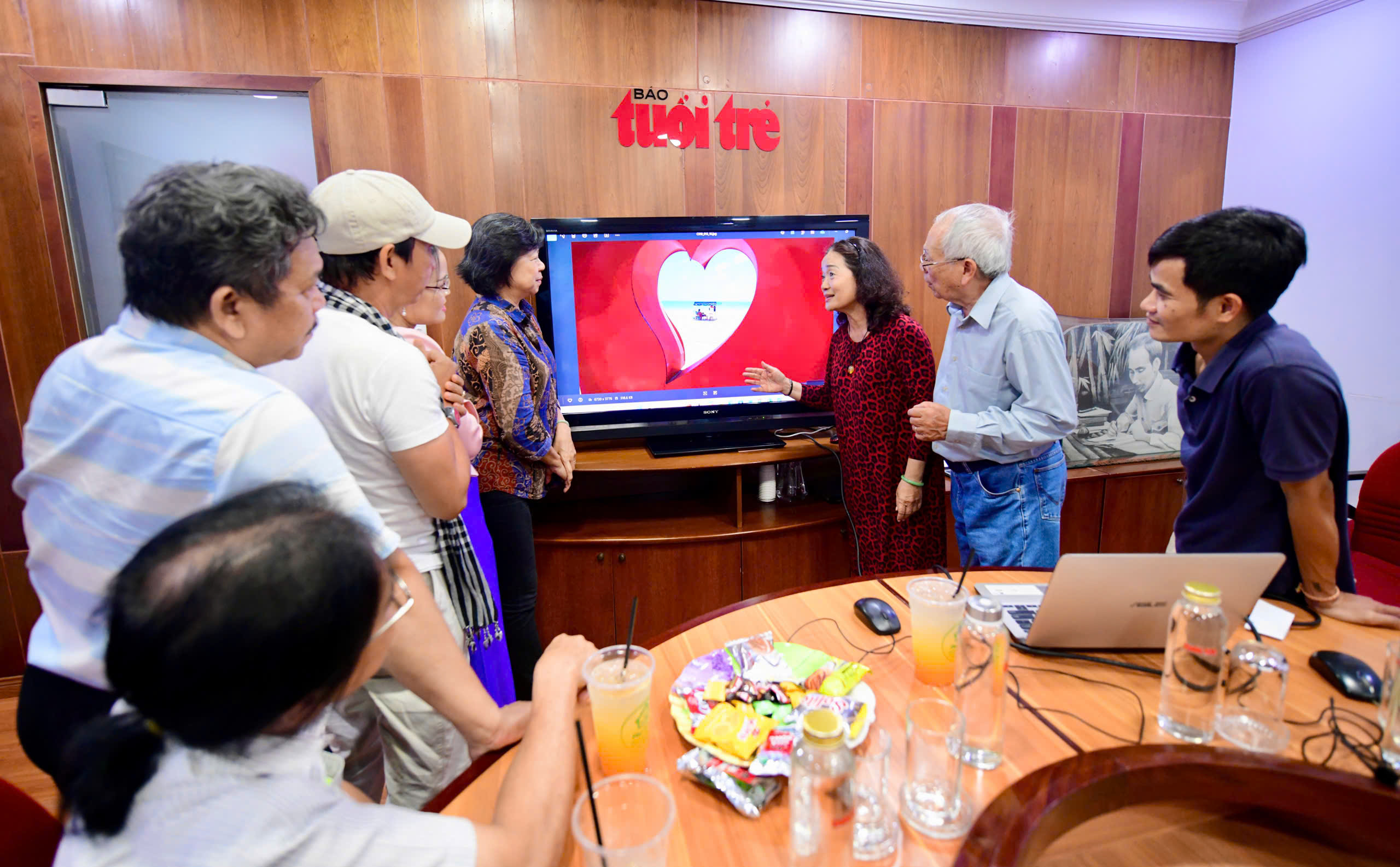 Students participating in the youth photo competition: exceptional creativity during the final.