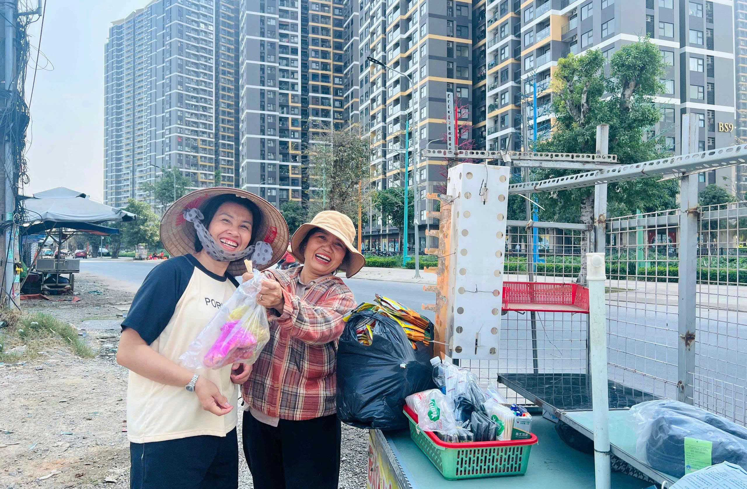 In Ho Chi Minh City, ‘nomadic’ vendors trail construction boom, following workers from site to site - Ảnh 1.
