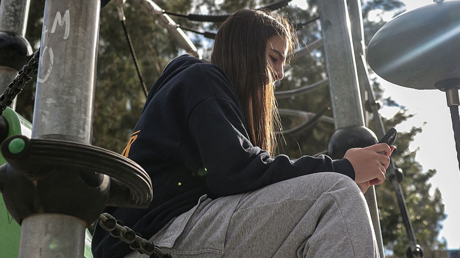 Hy Lạp siết mạng xã hội, cấm người dùng dưới 15 tuổi - Ảnh 1.