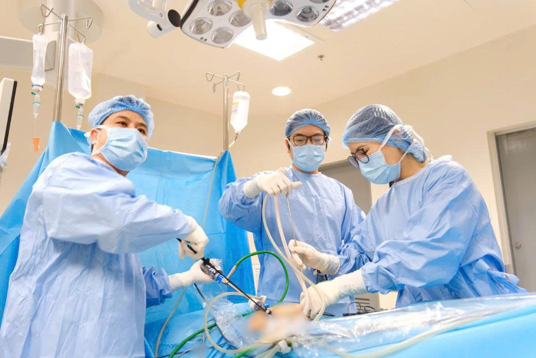 Đi khám vì tưởng rối loạn tiêu hóa, phát hiện biến chứng hiếm gặp - Ảnh 1.