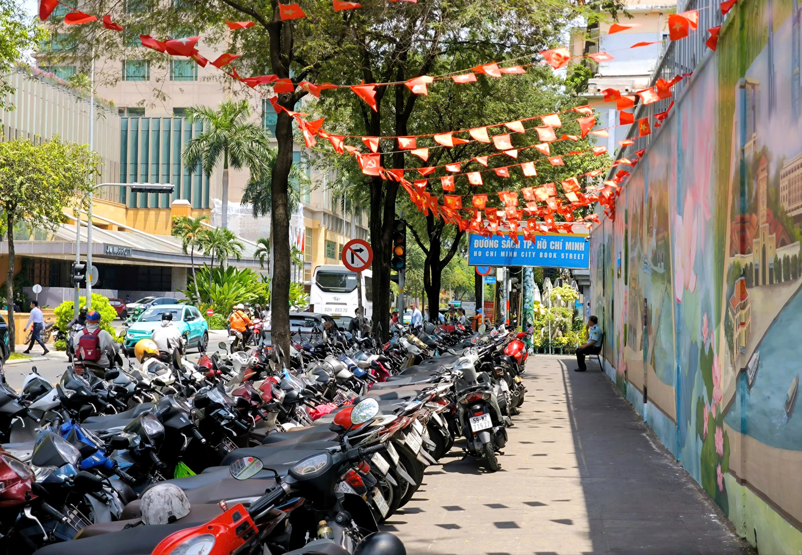 Phường Sài Gòn nêu các phương án bãi giữ xe cho Đường sách TP.HCM - Ảnh 1.