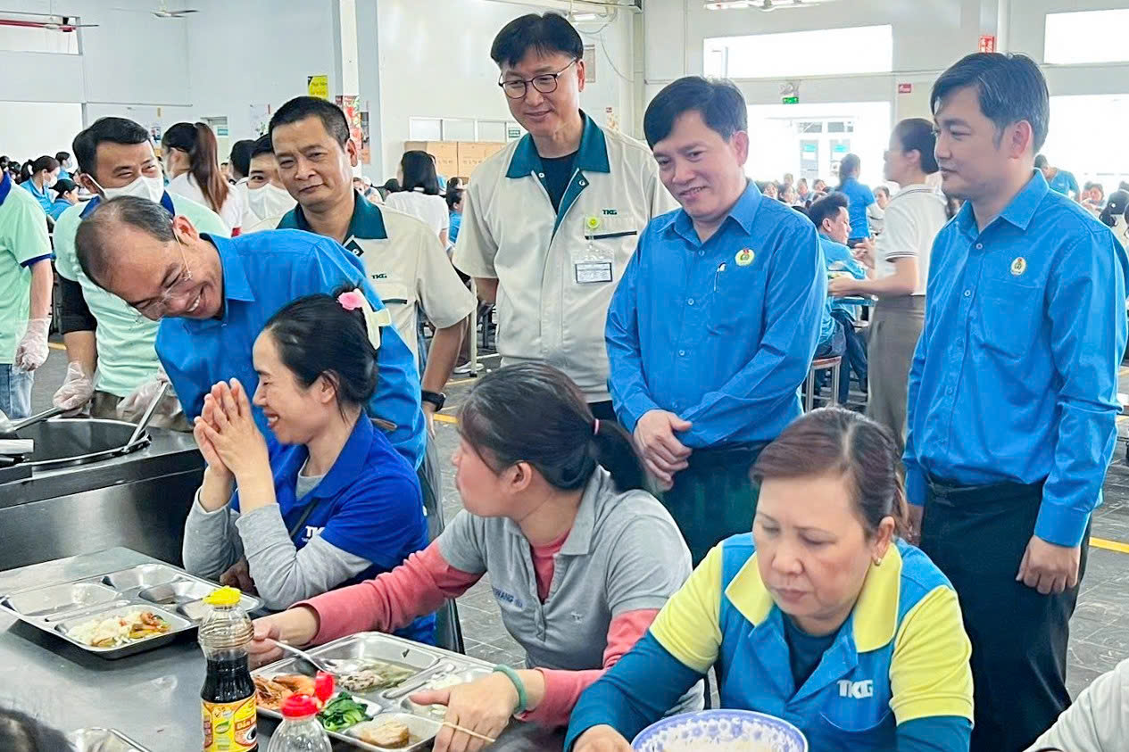 'Công ty nhà người ta' tri ân người lao động: Tặng vàng, thưởng tiền, dầu ăn, sữa... - Ảnh 3.