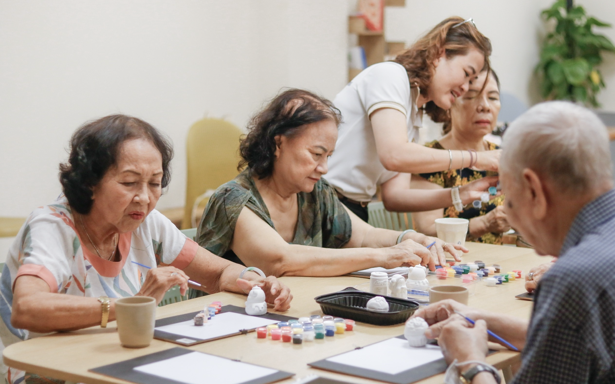 ‘Kindergarten’ for seniors in Hanoi: A day of care, exercise and companionship - Ảnh 5.