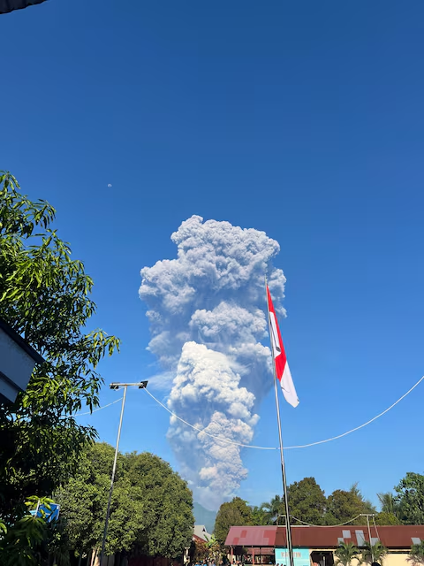 Search for two Singaporeans at Mount Dukono hampered by eruptions and rain- Ảnh 1.