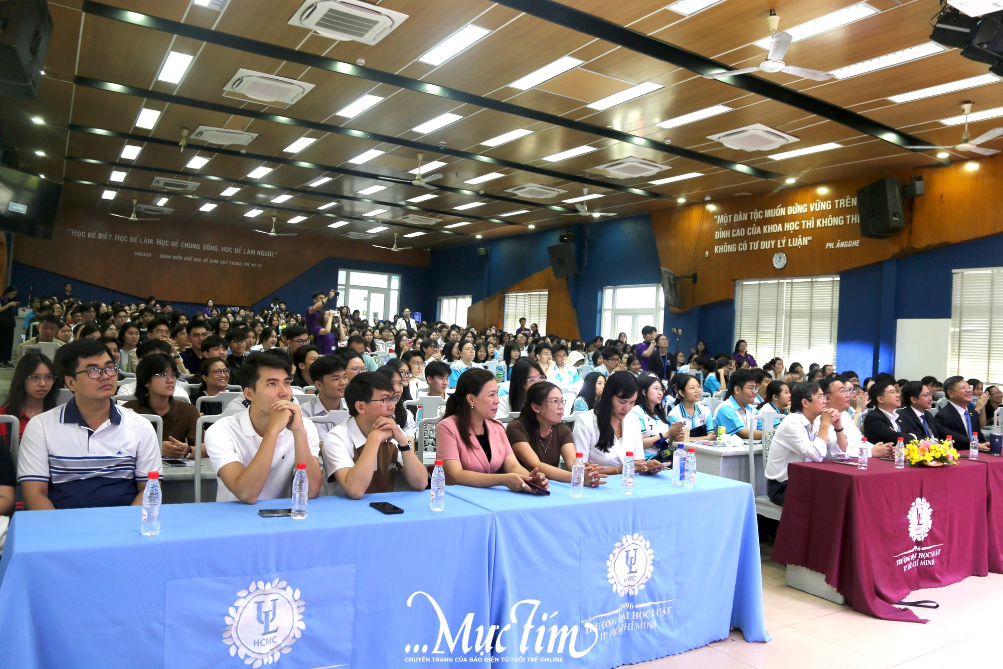 Học sinh cuối cấp trải nghiệm làm sinh viên tại Trường đại học Luật TP.HCM  - Ảnh 1.