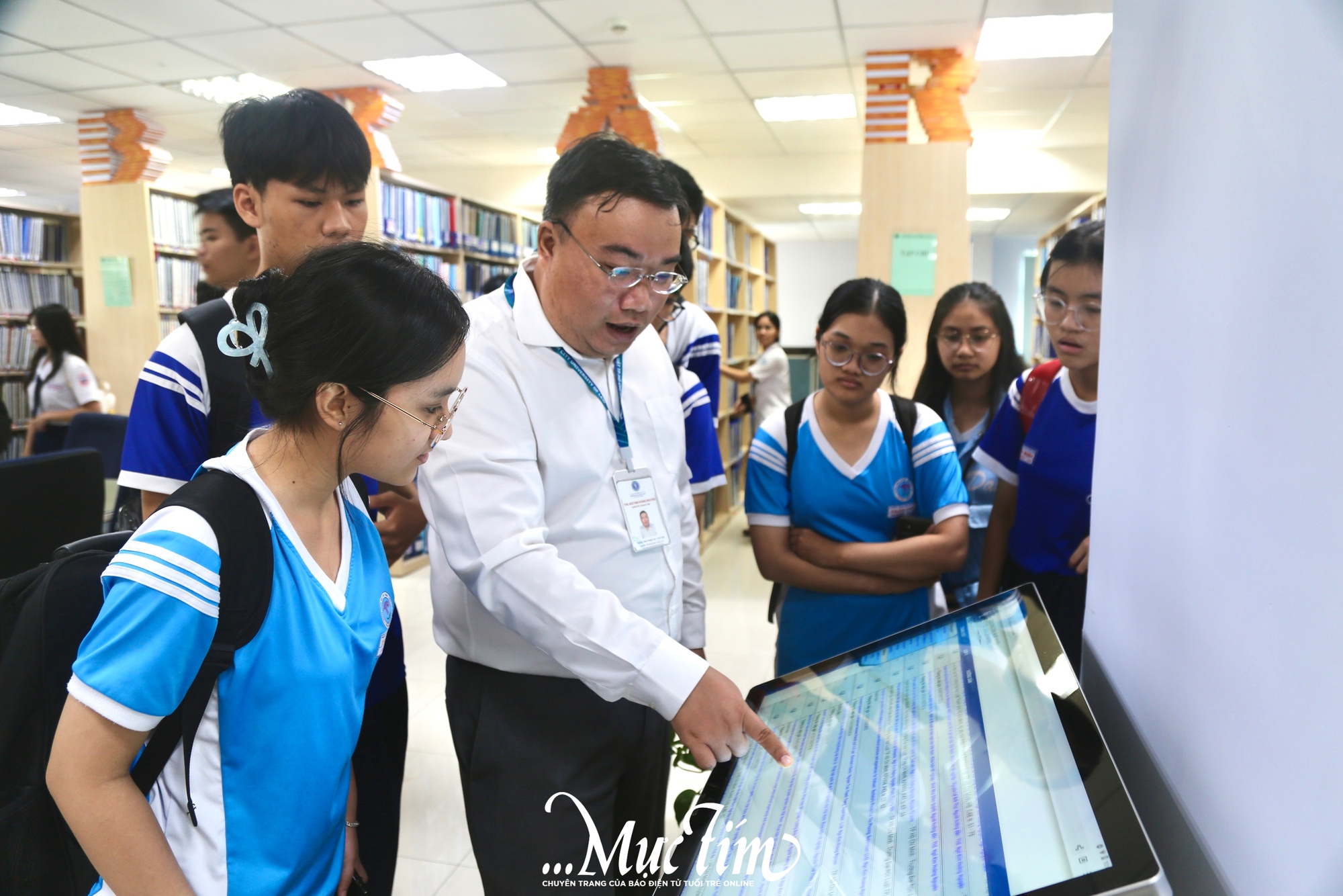 Học sinh cuối cấp trải nghiệm làm sinh viên tại Trường đại học Luật TP.HCM  - Ảnh 6.