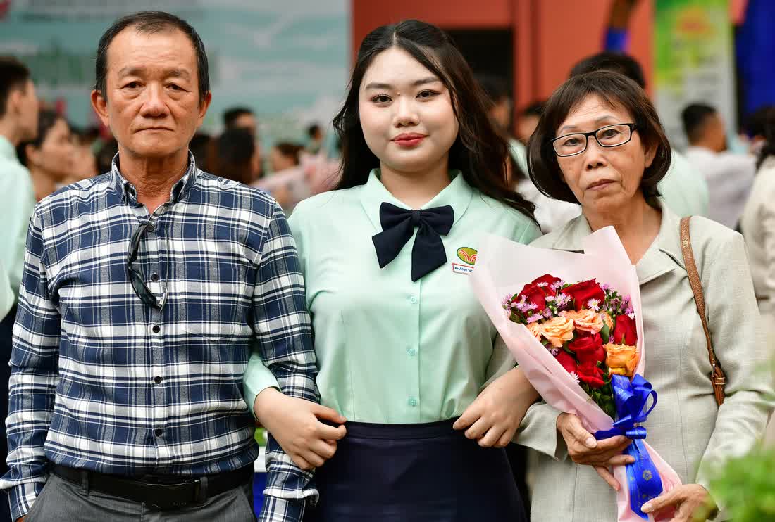 Học sinh TP.HCM kể về mẹ nuôi trong lễ trưởng thành, nhiều người bật khóc- Ảnh 1.