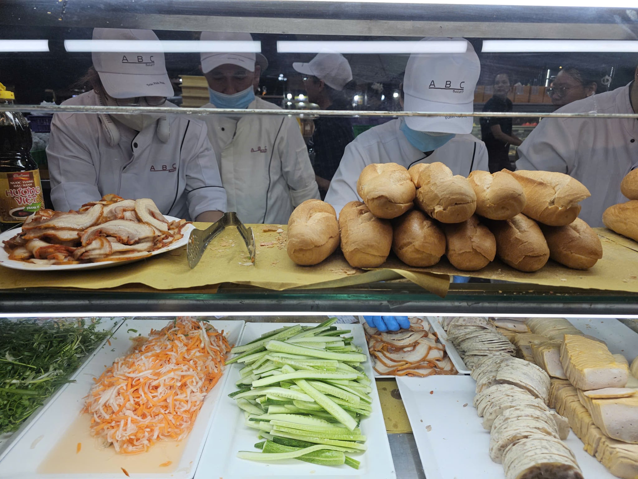 #StandBanhMi: Viral TikTok trend puts Vietnamese street food in global spotlight- Ảnh 4.
