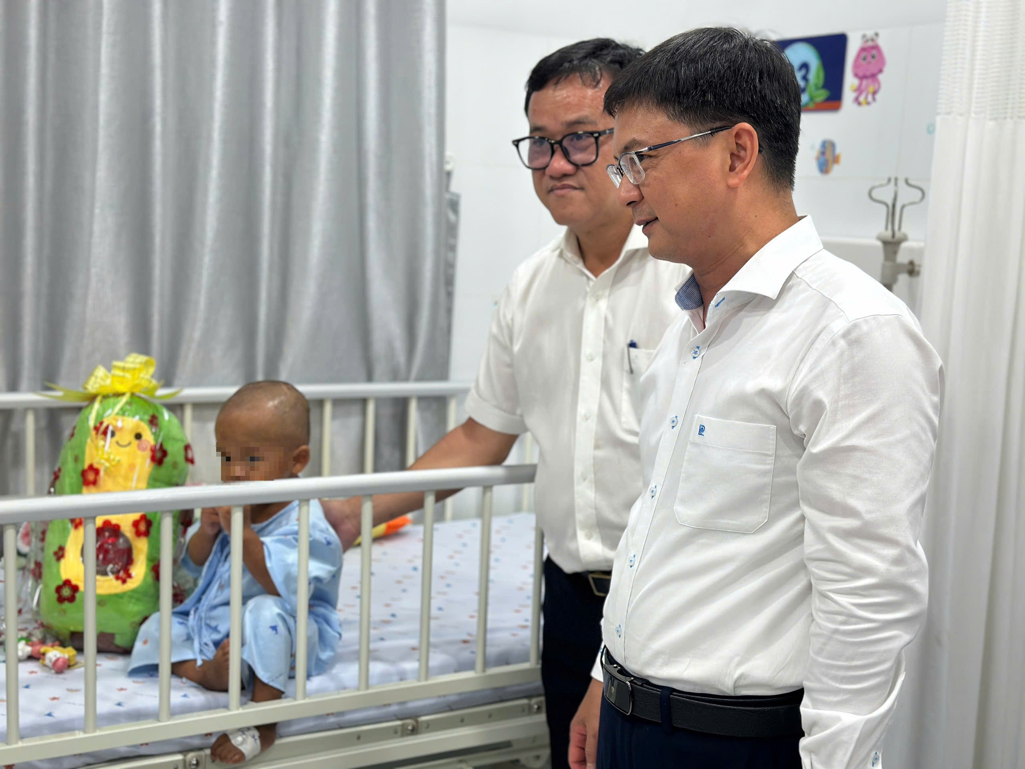 Trao giấy khai sinh cho bé trai 2 tuổi tại TP.HCM bị mẹ ruột và người tình bạo hành - Ảnh 3.