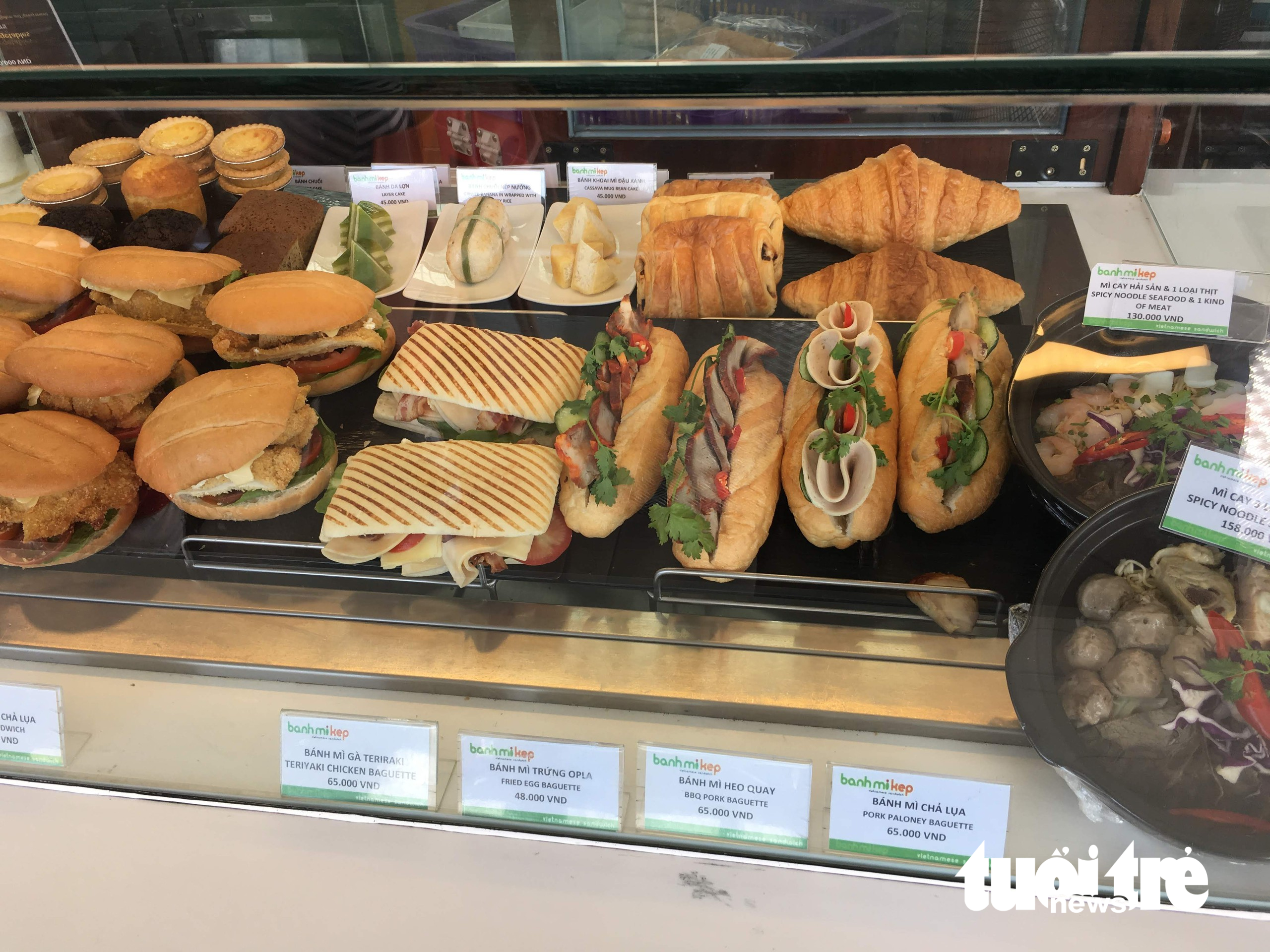 #StandBanhMi: Viral TikTok trend puts Vietnamese street food in global spotlight- Ảnh 2.