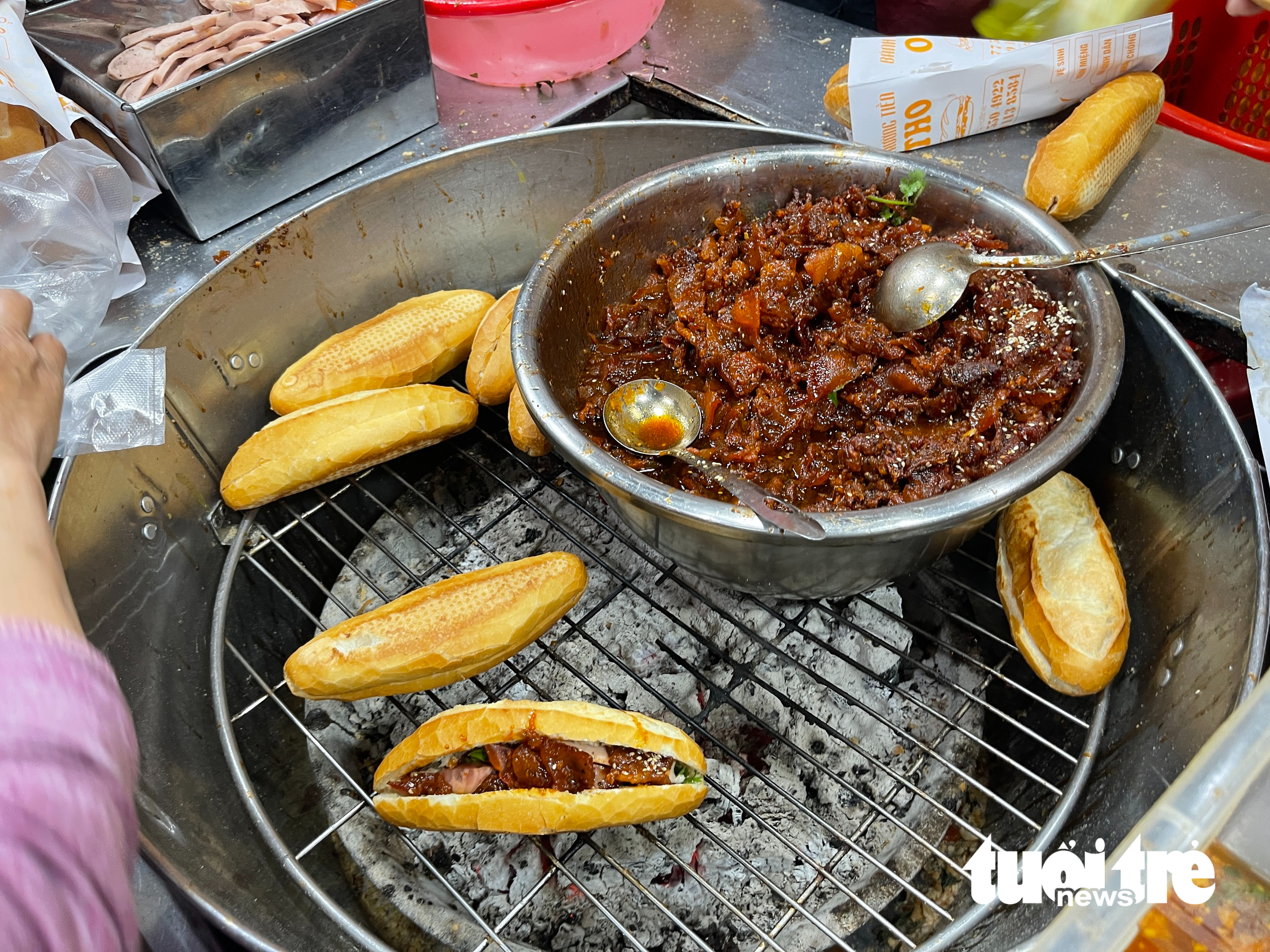 #StandBanhMi: Viral TikTok trend puts Vietnamese street food in global spotlight- Ảnh 5.