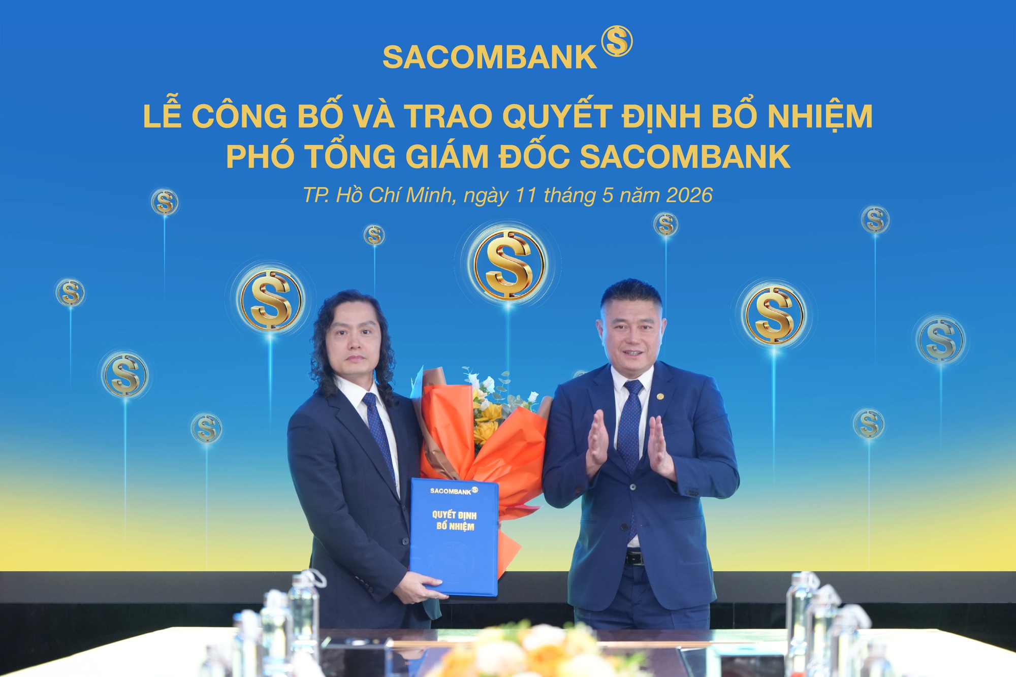 Ông Nguyễn Đức Thụy – Phó Chủ tịch thường trực HĐQT trao Quyết định bổ nhiệm cho ông Lưu Danh Đức – Phó Tổng Giám đốc - Ảnh: SACOMBANK