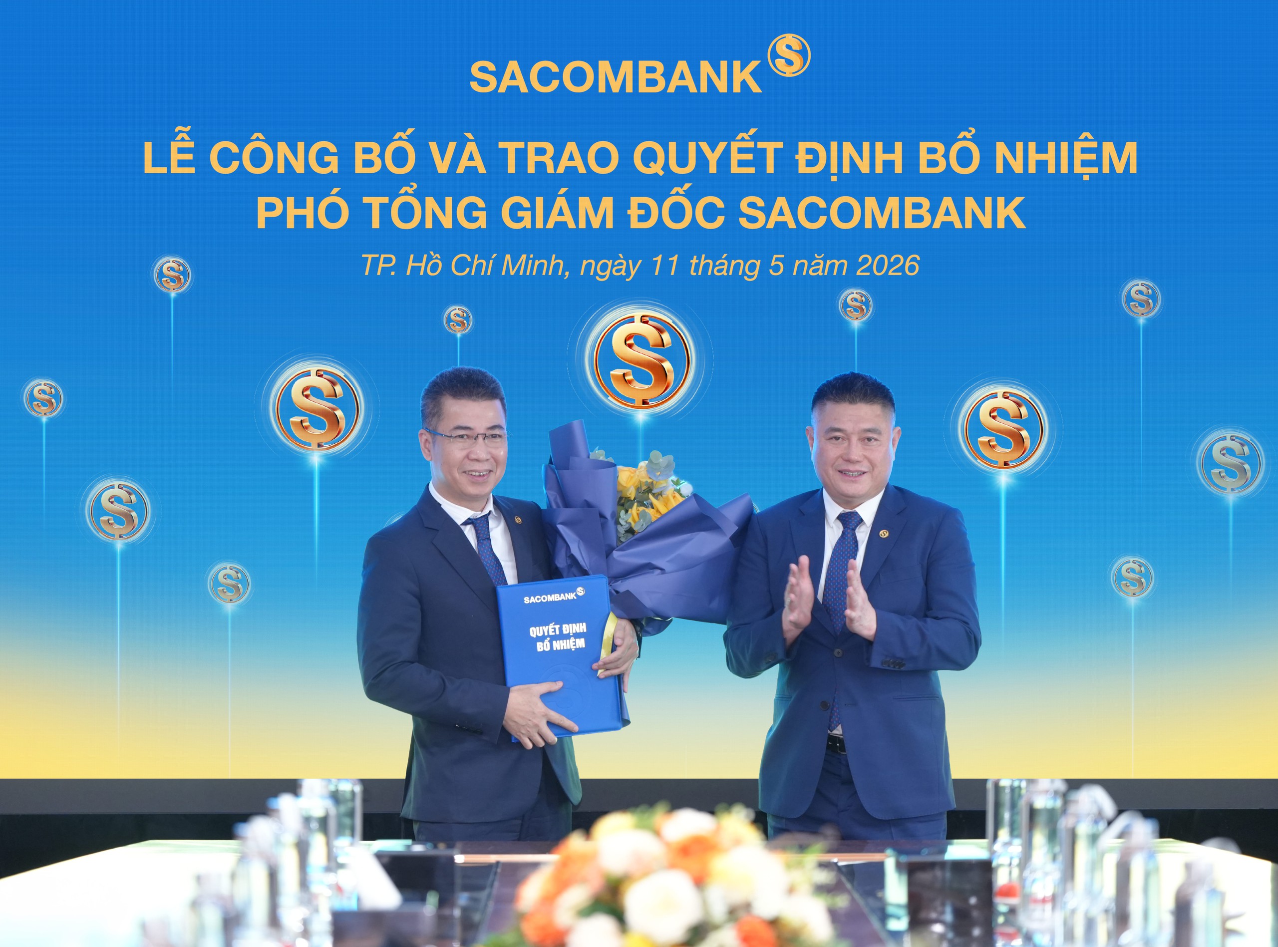 Ông Nguyễn Đức Thụy – Phó Chủ tịch thường trực HĐQT trao Quyết định bổ nhiệm cho ông Nguyễn Hoàng Hải – Phó Tổng Giám đốc - Ảnh: SACOMBANK
