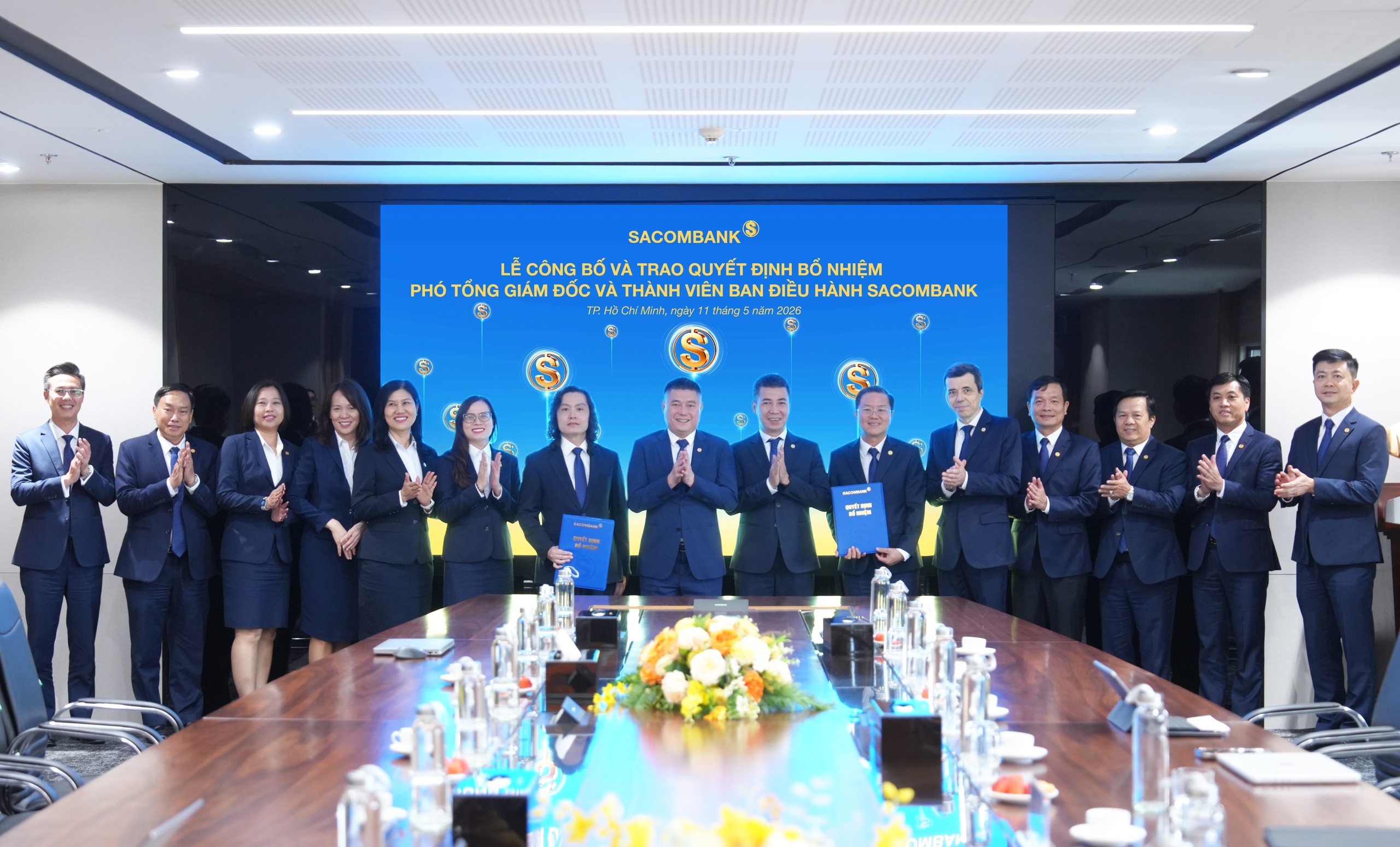 Lãnh đạo Hội đồng quản trị và Ban điều hành SACOMBANK chúc mừng 3 Lãnh đạo mới được bổ nhiệm - Ảnh: SACOMBANK