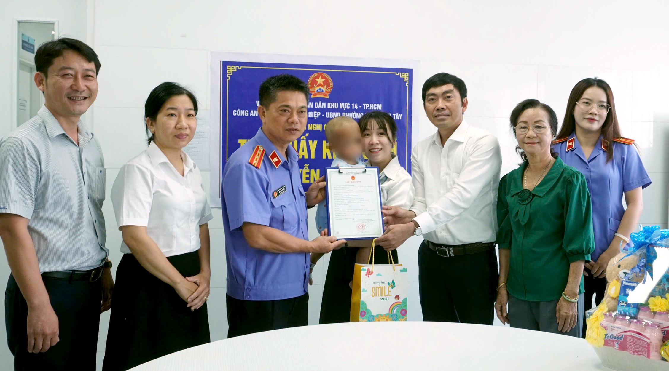 Trao giấy khai sinh cho bé trai 2 tuổi tại TP.HCM bị mẹ ruột và người tình bạo hành - Ảnh 1.