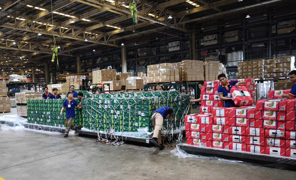 Ông chủ siêu thị LuLu trực tiếp chỉ đạo chuyến bay vận chuyển nông sản Việt Nam sang UAE - Ảnh 1.