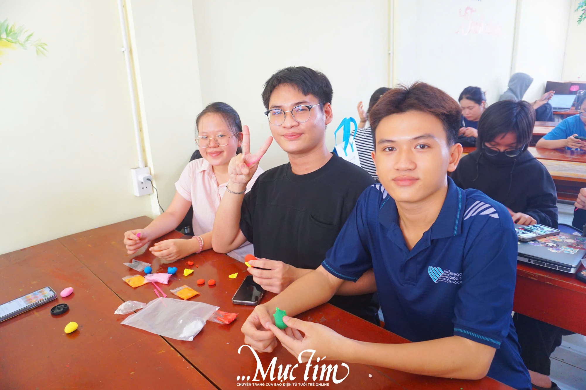Sinh viên Nhân văn lan tỏa tình yêu thương qua những chiếc kẹp tóc bé nhỏ - Ảnh 1.