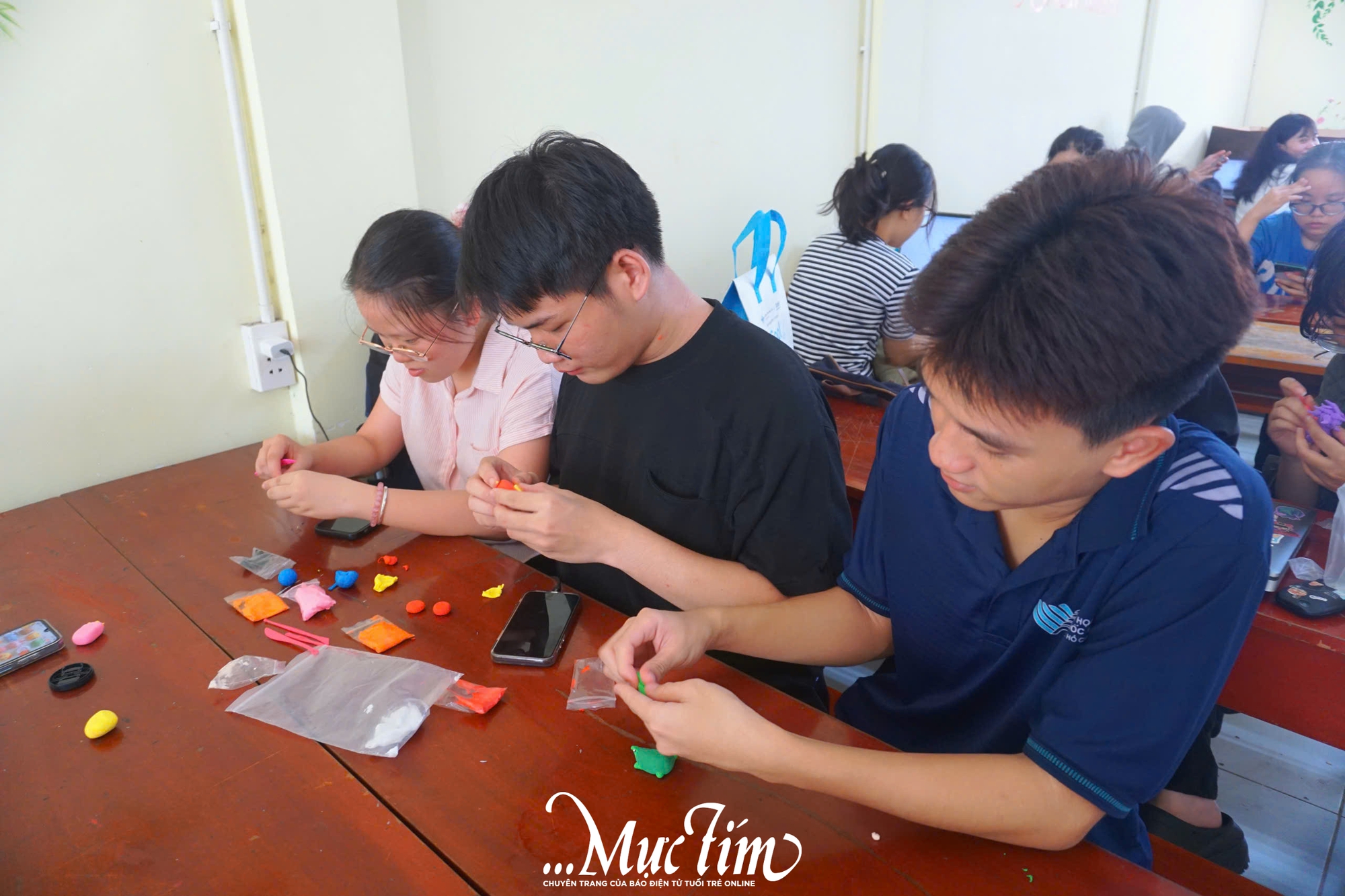 Sinh viên Nhân văn lan tỏa tình yêu thương qua những chiếc kẹp tóc bé nhỏ - Ảnh 4.