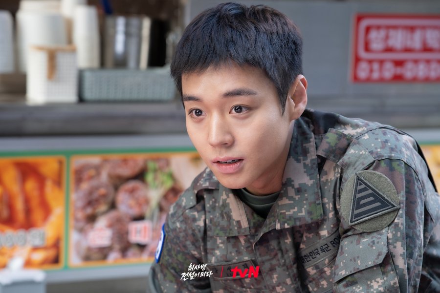 Park Ji Hoon hết làm vua, chuyển nghề nấu ăn trong The legend of kitchen soldier - Ảnh 1.