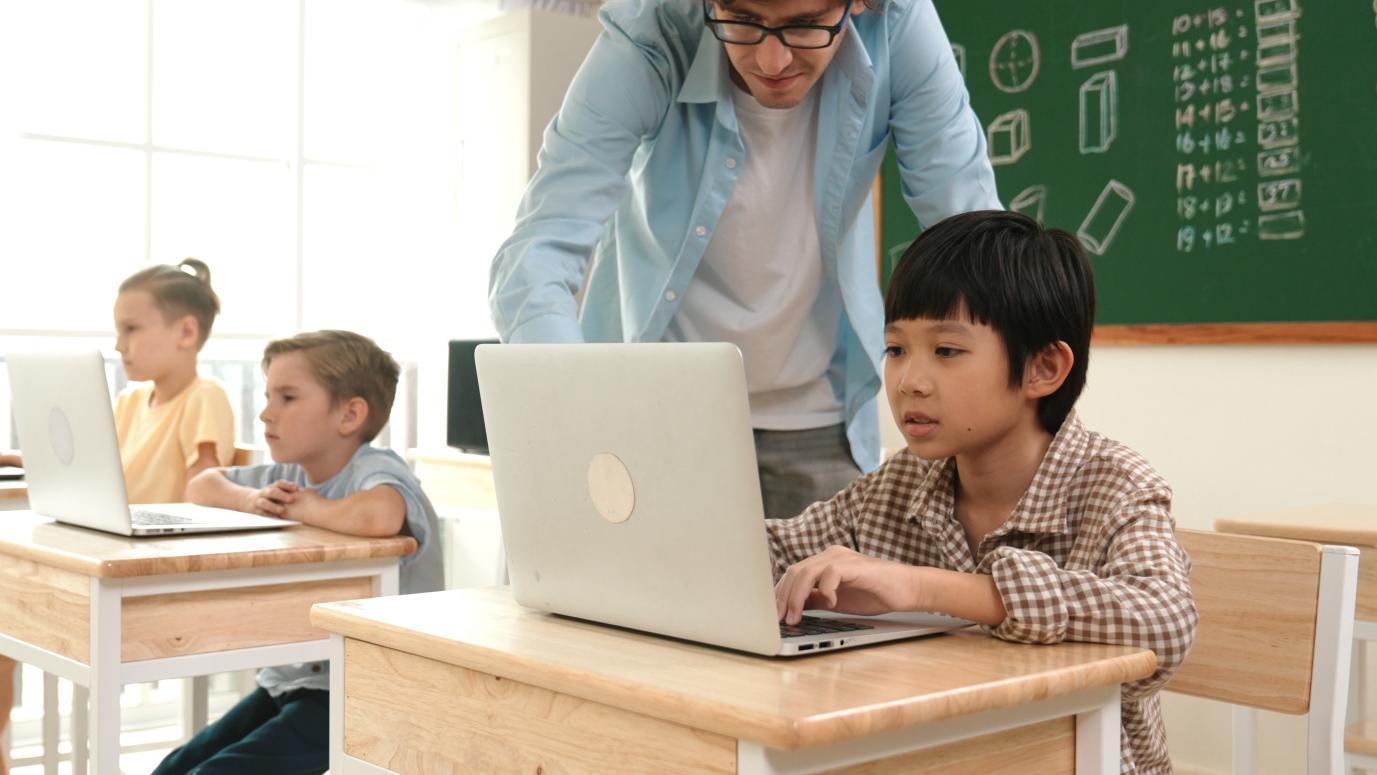 AI vào lớp học: cần giữ tư duy độc lập cho trẻ - Ảnh 1.