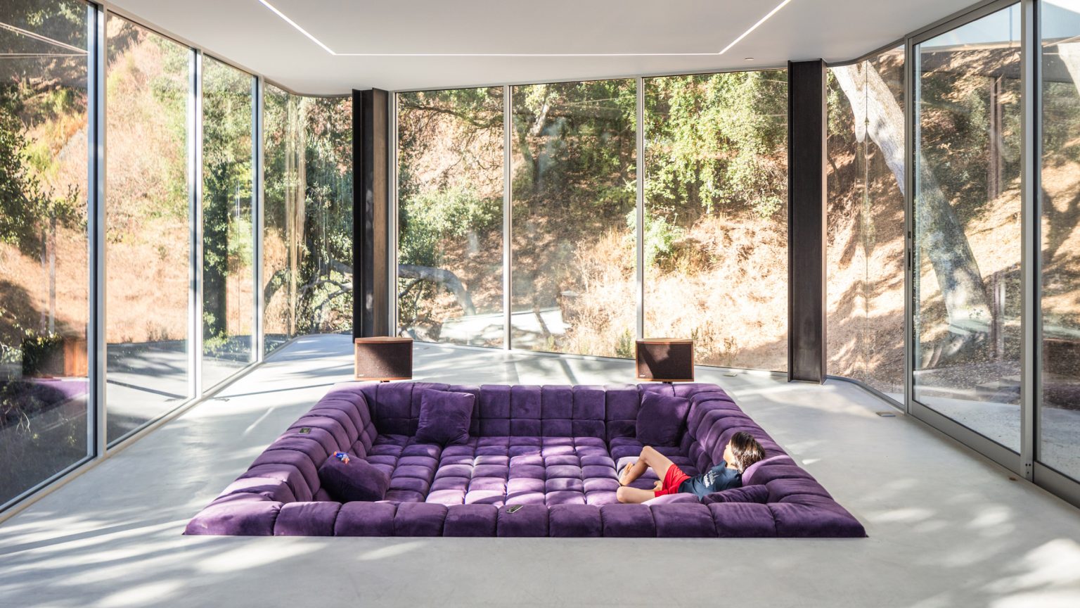 8 không gian sống nơi những bộ sofa độc đáo tạo điểm nhấn ấn tượng - Ảnh 1.