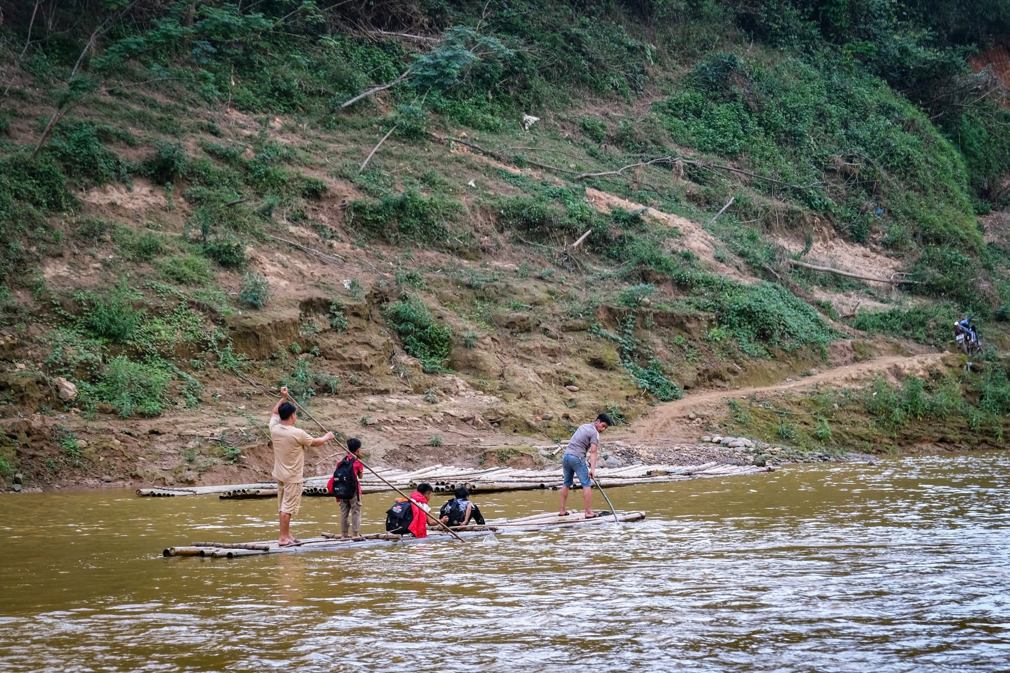 Students brave dangerous bamboo raft rides to school in northern Vietnam as authorities seek funds for safer crossing - Ảnh 5.