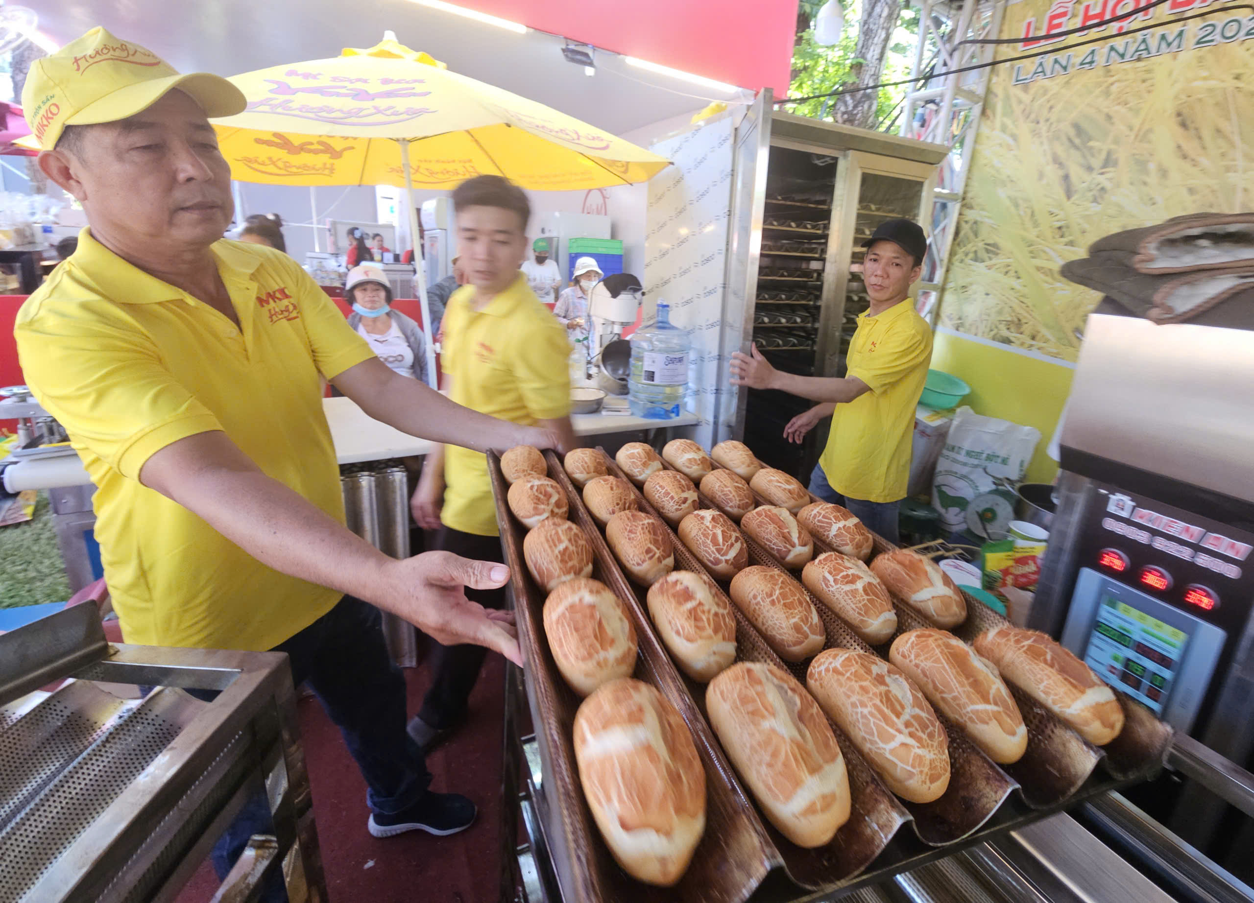Lễ hội bánh mì đón lượng khách kỷ lục, sẽ đưa lễ hội đi Mỹ, Singapore - Ảnh 1.
