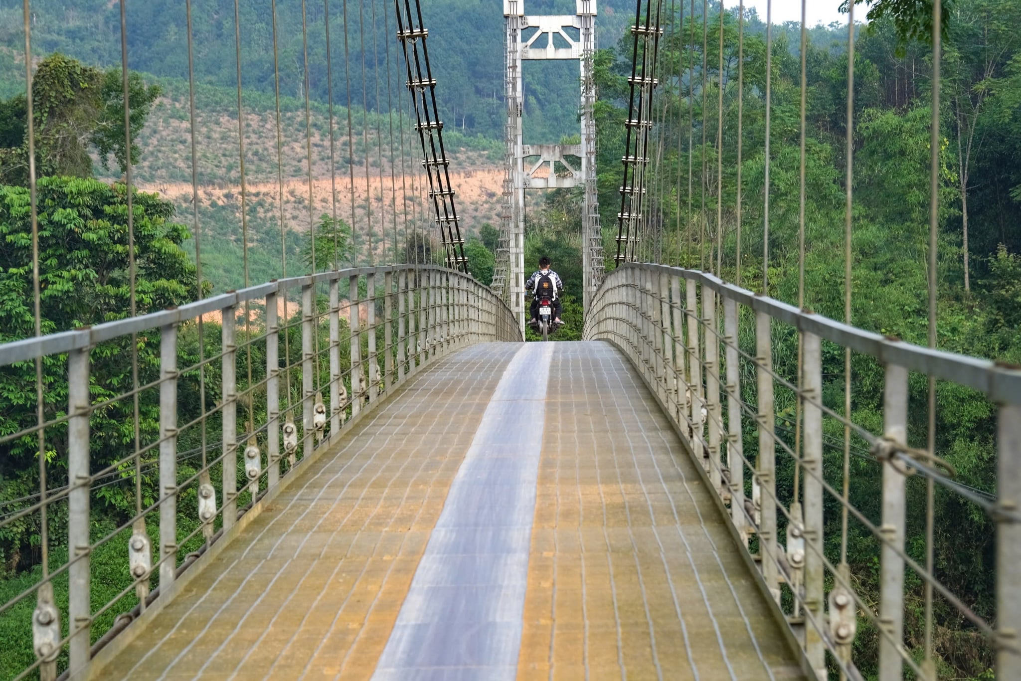 Students brave dangerous bamboo raft rides to school in northern Vietnam as authorities seek funds for safer crossing - Ảnh 9.