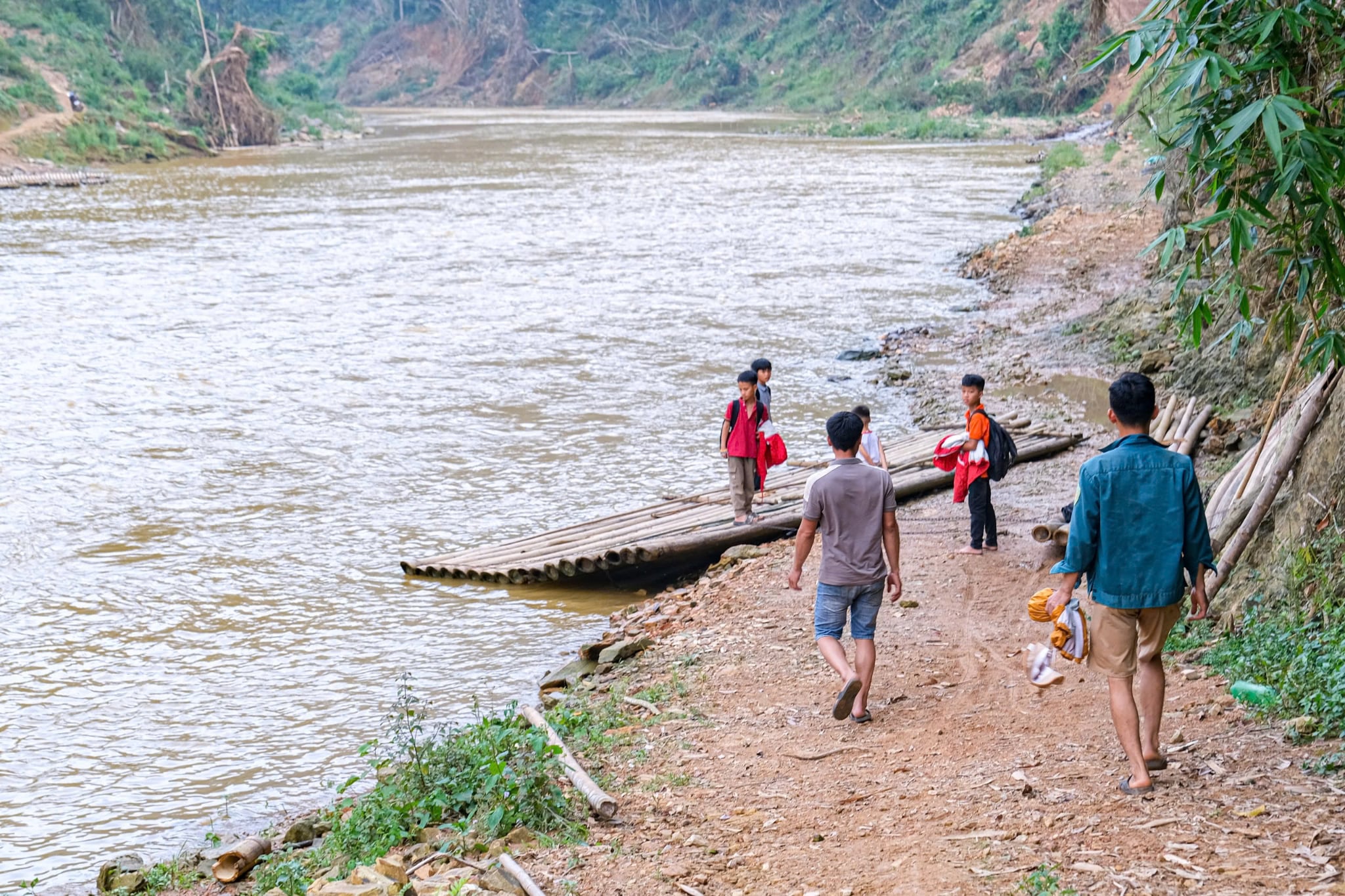 Students brave dangerous bamboo raft rides to school in northern Vietnam as authorities seek funds for safer crossing - Ảnh 6.