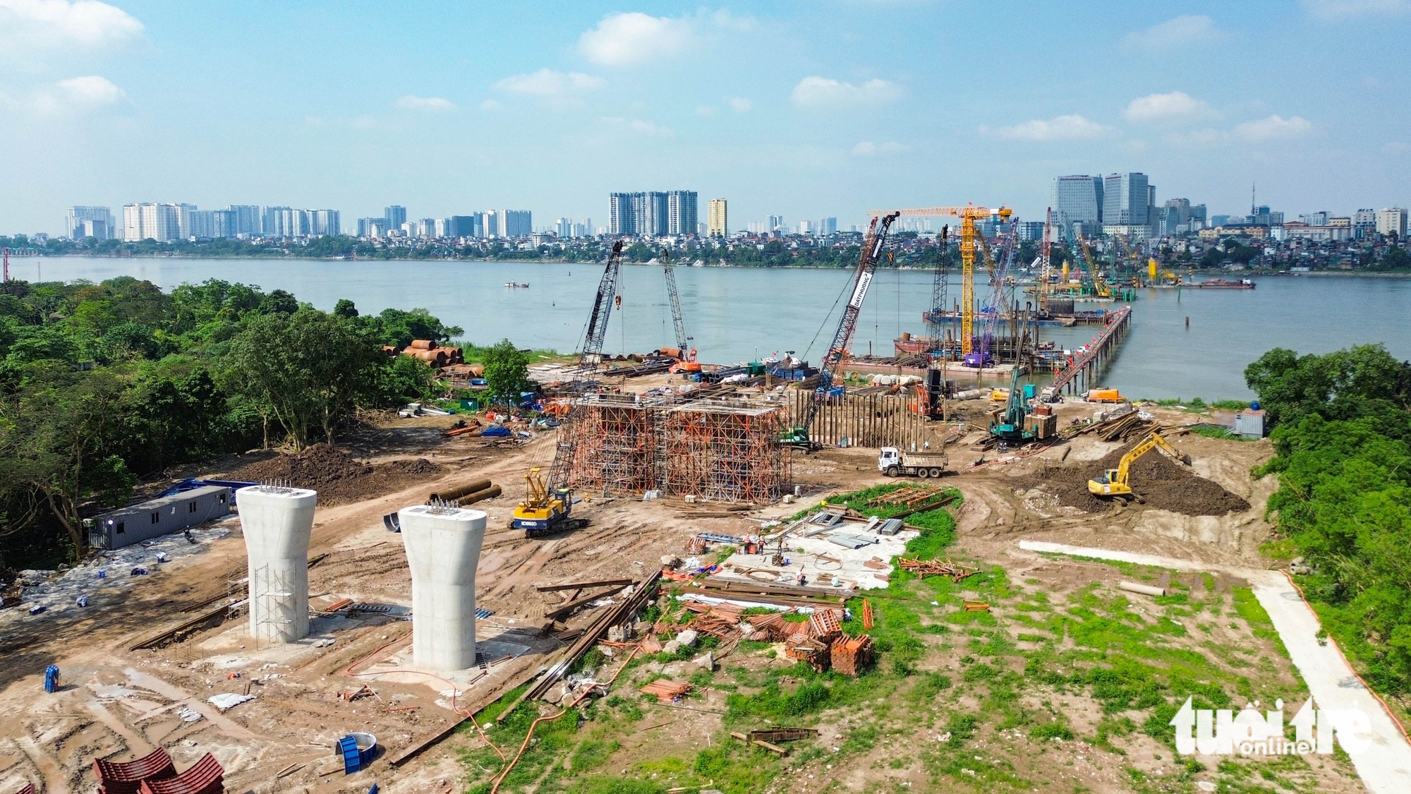 Demolition reshapes central Hanoi neighborhood for $607mn bridge project - Ảnh 26.
