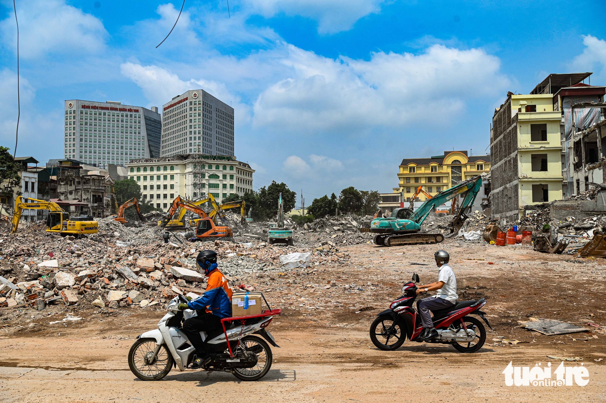 Demolition reshapes central Hanoi neighborhood for $607mn bridge project - Ảnh 1.