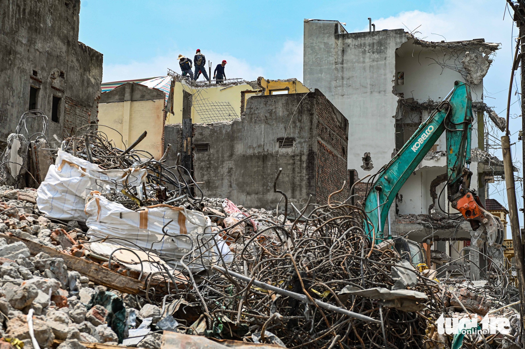 Demolition reshapes central Hanoi neighborhood for $607mn bridge project - Ảnh 14.