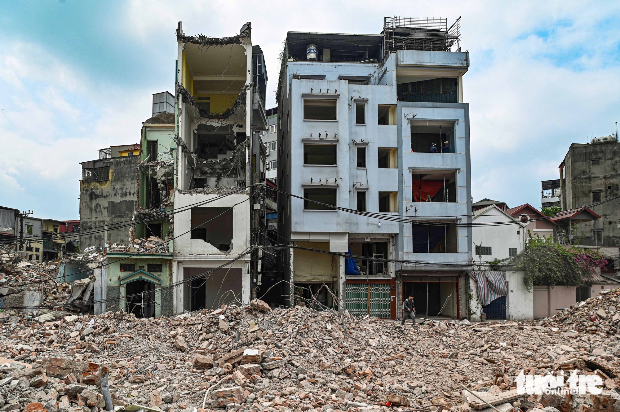 Demolition reshapes central Hanoi neighborhood for $607mn bridge project - Ảnh 23.