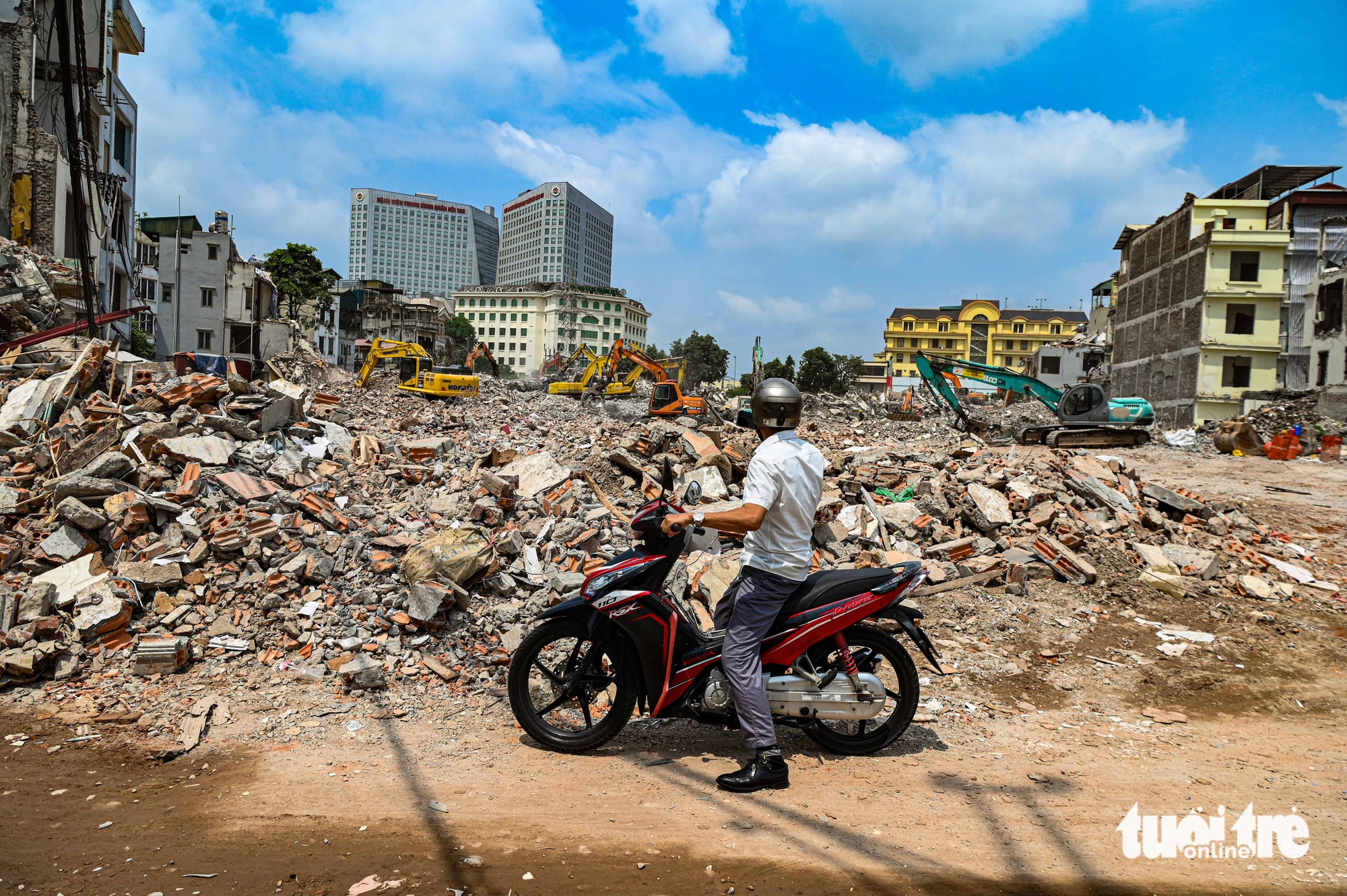 Demolition reshapes central Hanoi neighborhood for $607mn bridge project - Ảnh 17.