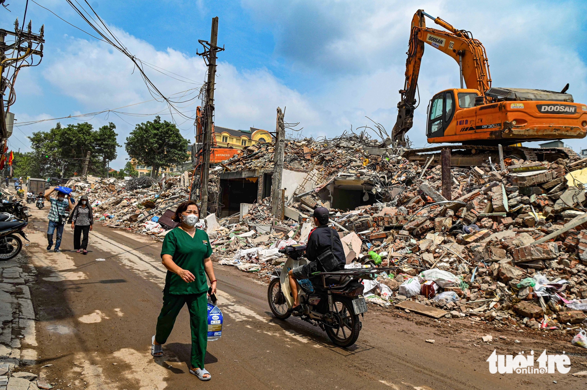 Demolition reshapes central Hanoi neighborhood for $607mn bridge project - Ảnh 7.
