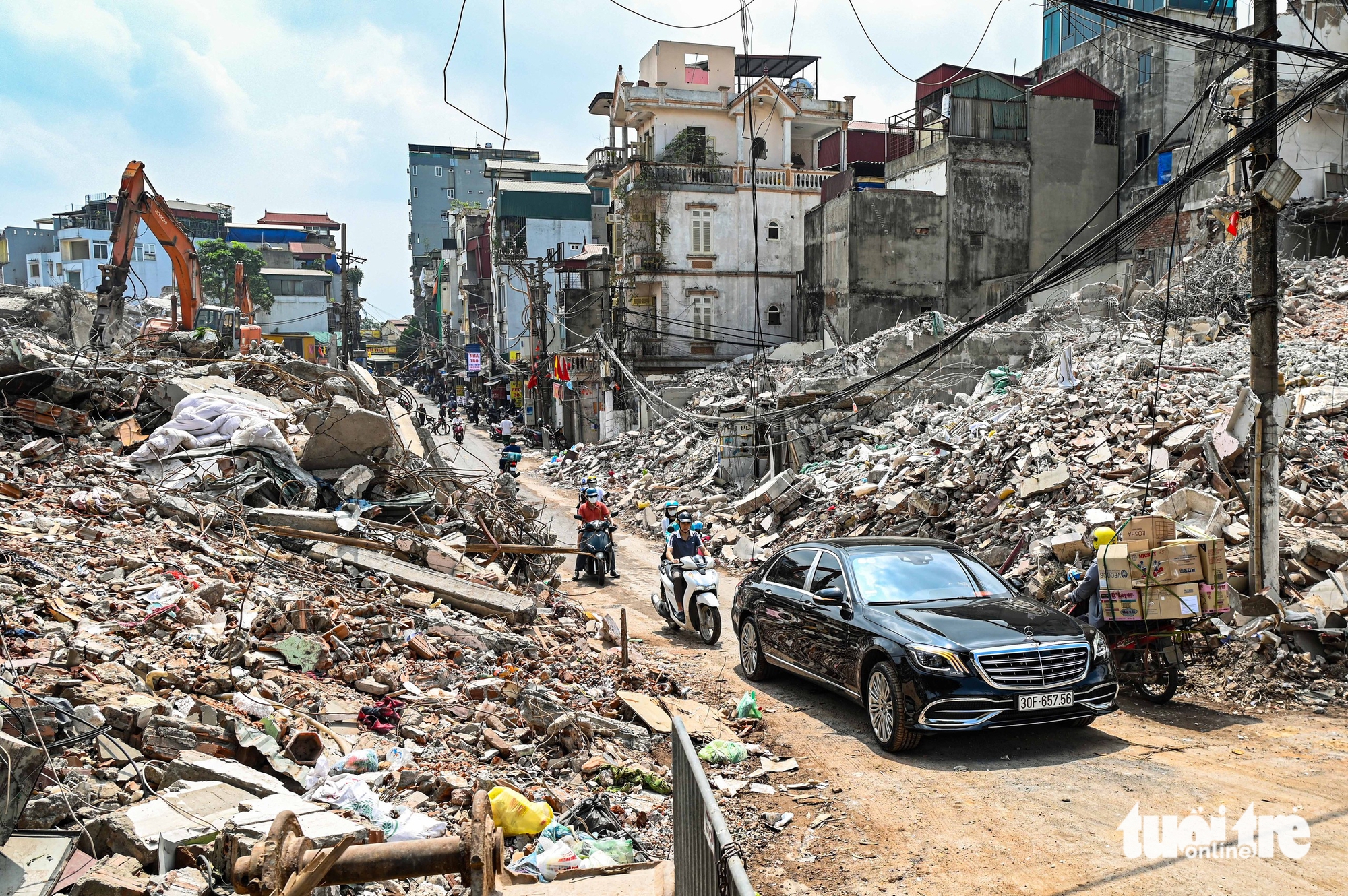 Demolition reshapes central Hanoi neighborhood for $607mn bridge project - Ảnh 22.