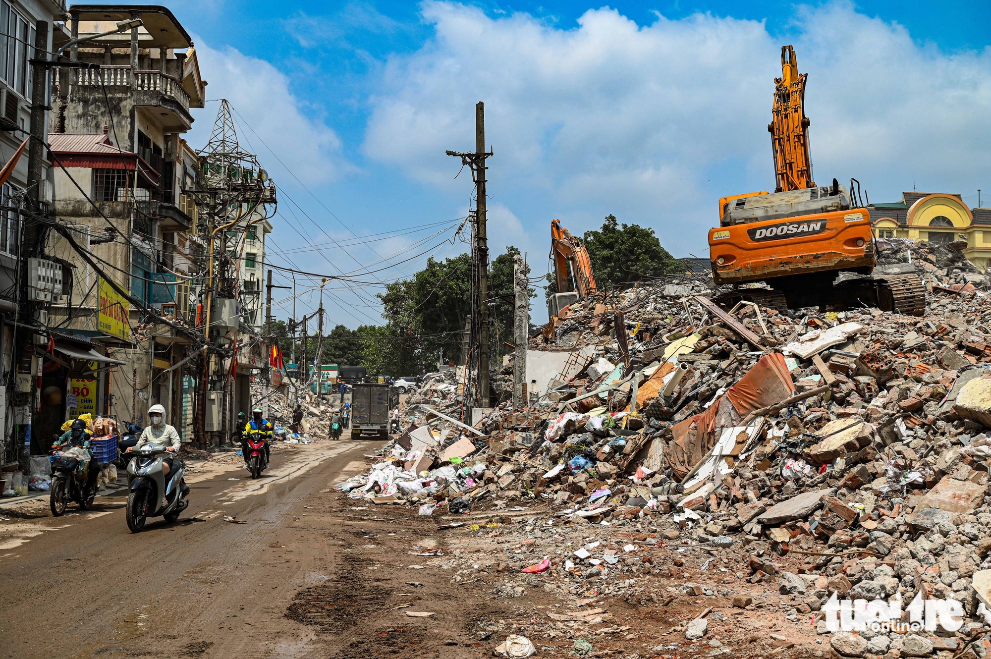 Demolition reshapes central Hanoi neighborhood for $607mn bridge project - Ảnh 5.